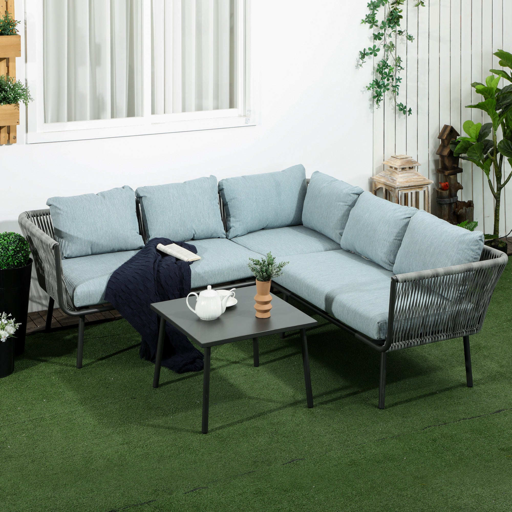 Un ensemble de mobilier de jardin en rotin quatre pièces, comprenant des chaises rembourrées, deux causeuses, un canapé d'angle et une table basse ; u - 2