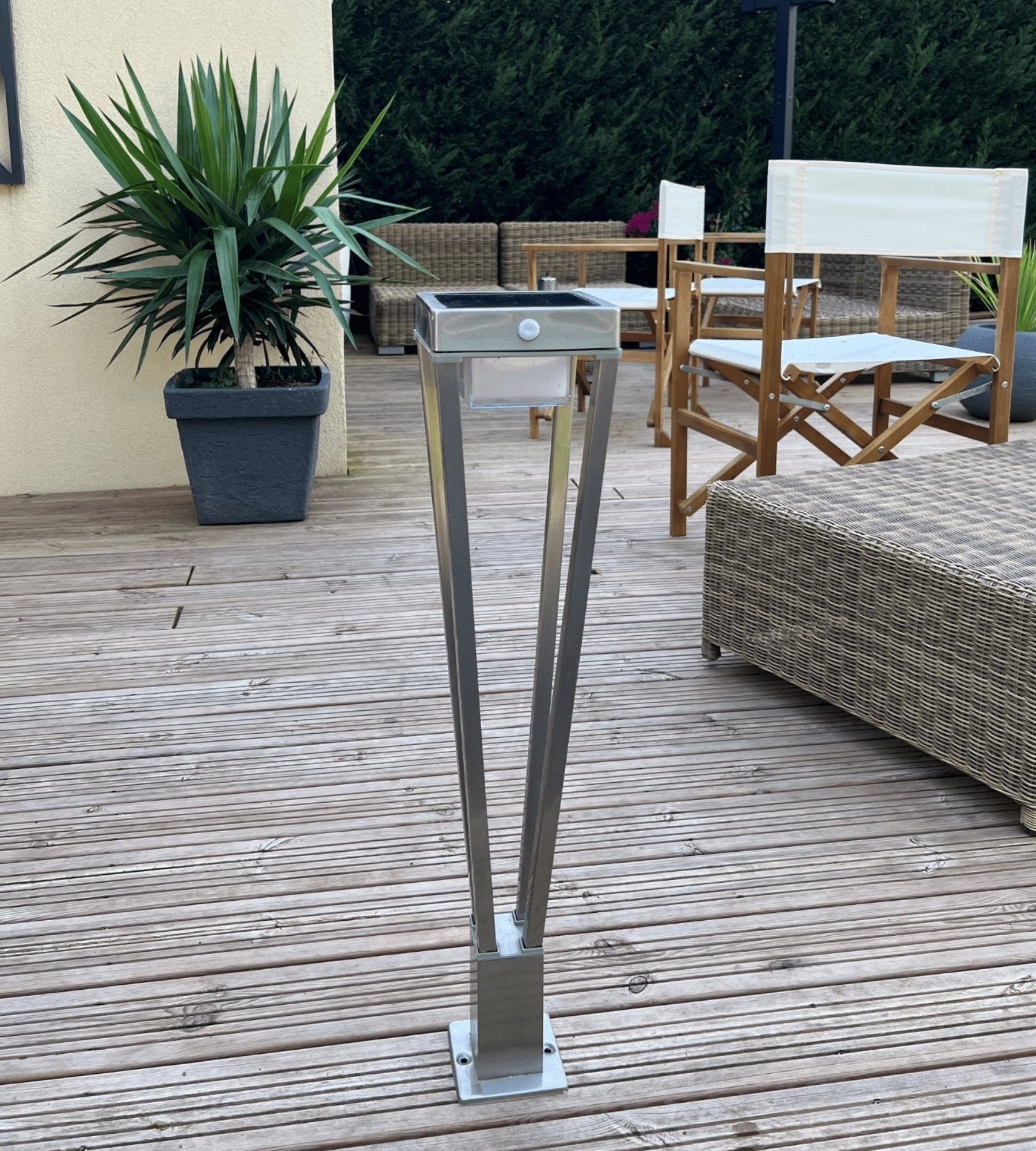 Borne Led solaire LUXOR noire - Détecteur de mouvements - 3 modes d'éclairages 75 à 600 lumens - 8
