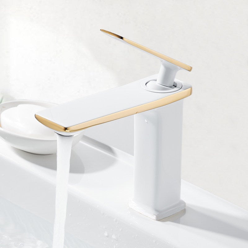 Miedziany kran umywalkowy z ciepłą i zimną wodą - biały i złoty
