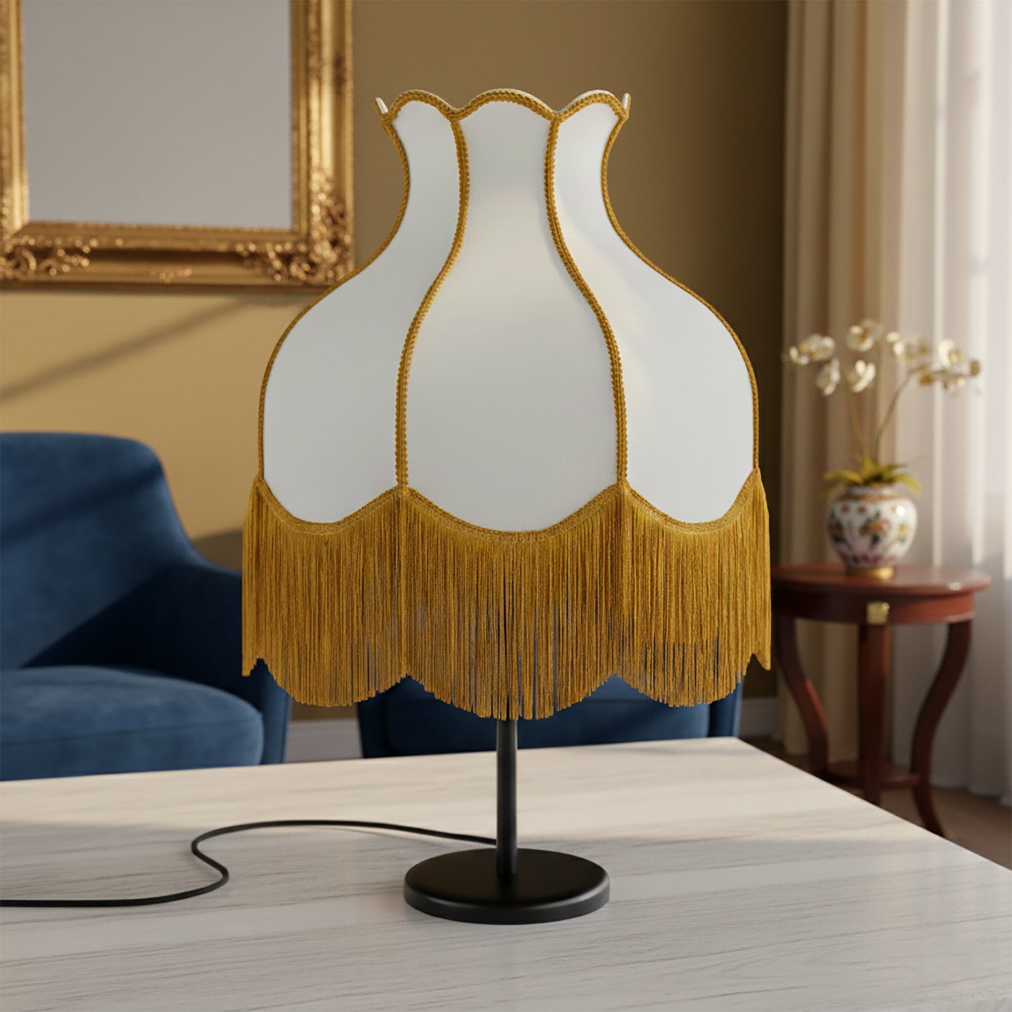 Lámpara de mesa con base negra, pantalla blanca y flecos mostaza | serie sanchica