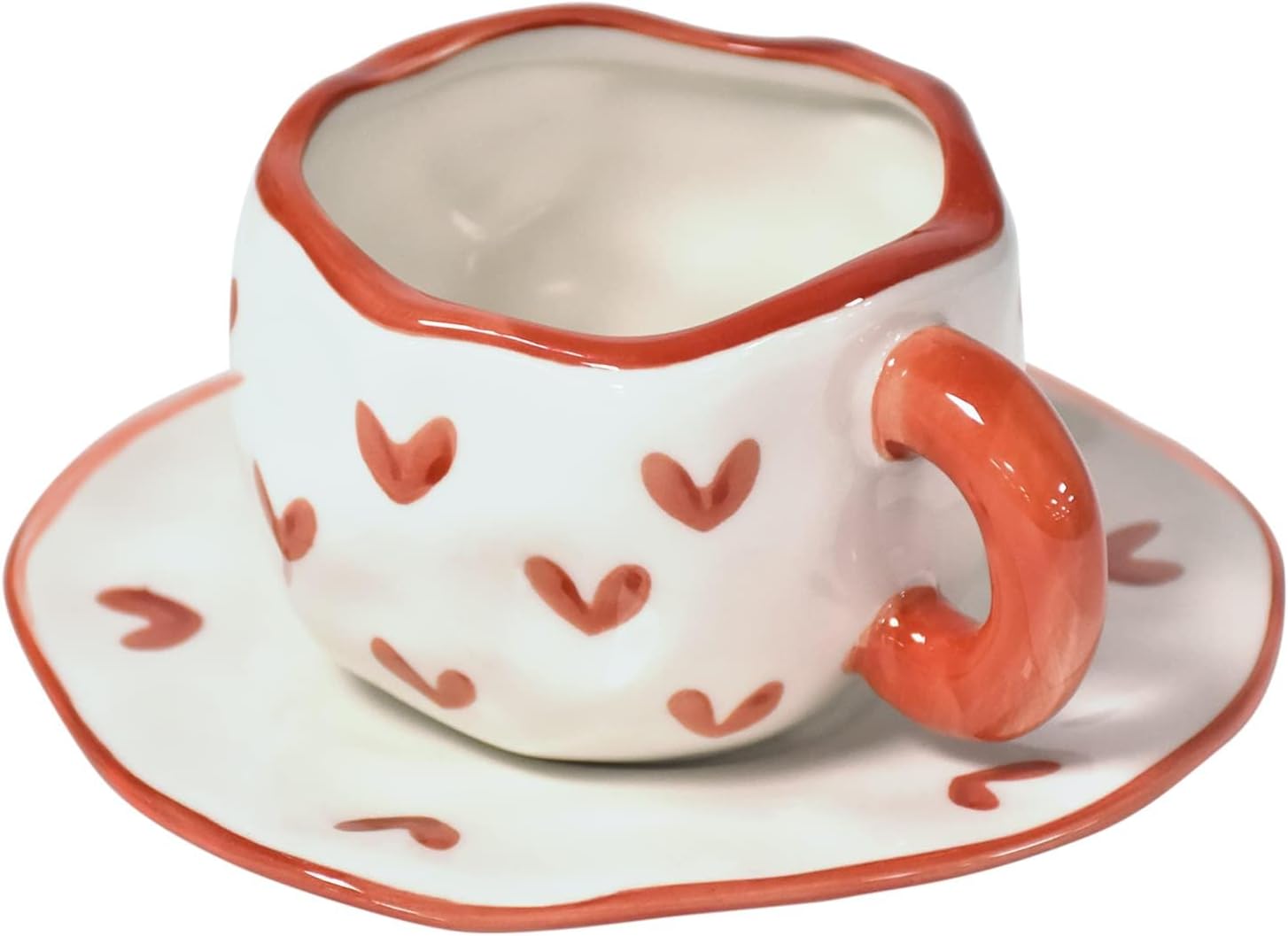 Zestaw ceramicznych filiżanek i spodków ozdobiony jest kreatywnym wzorem w kształcie czerwonego serca i ma pojemność 300 ml.