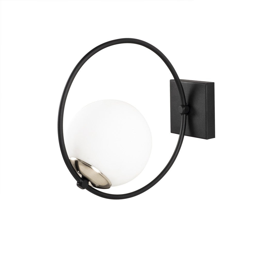 Lampa ścienna Nordic Escott z czarnym metalowym pierścieniem i białą szklaną kulą wewnątrz