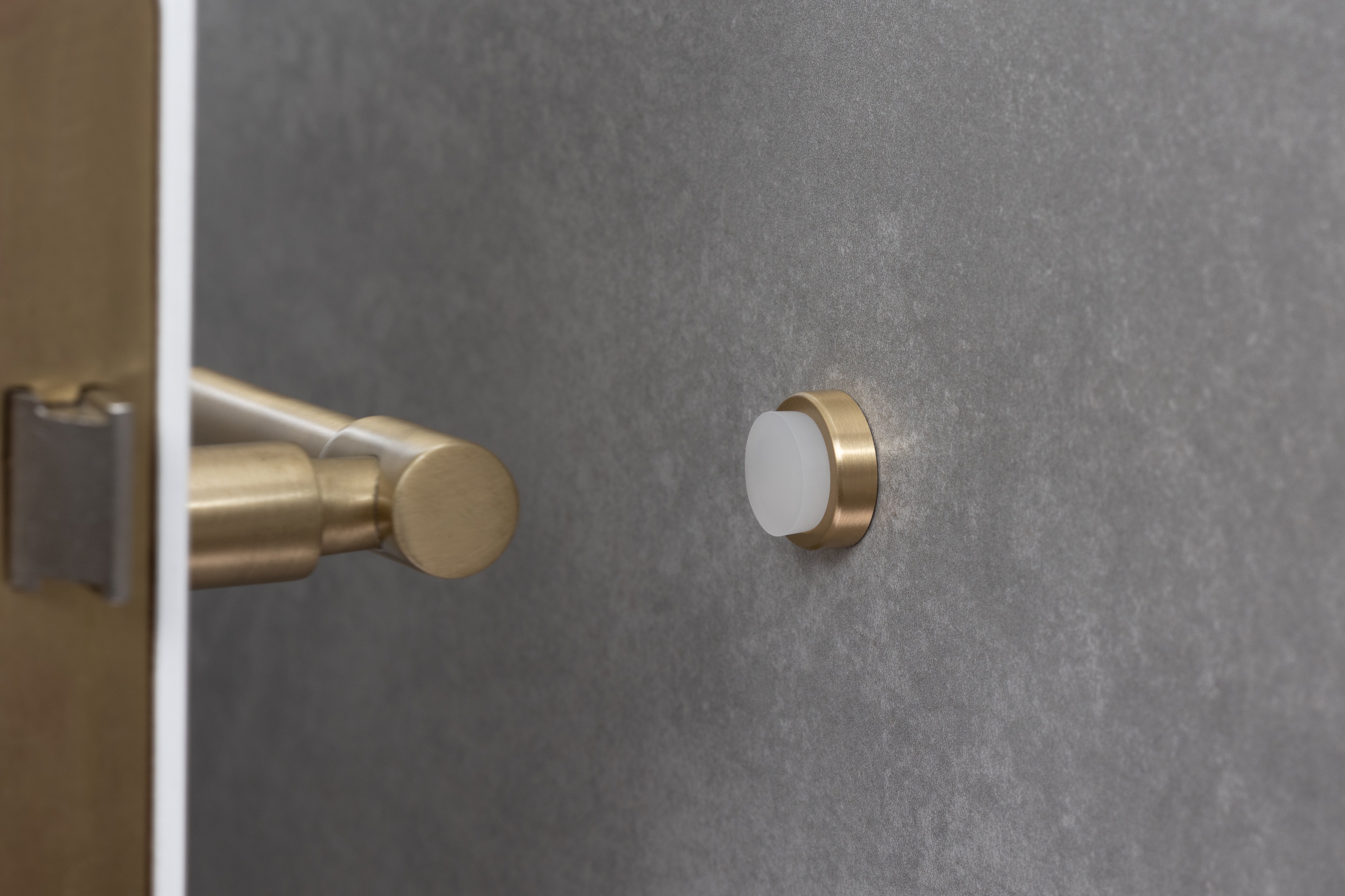 Butée de porte murale, 24 x 14 mm, laiton avec caoutchouc de protection noir, adhésif et à visser, EVI Herrajes - 4