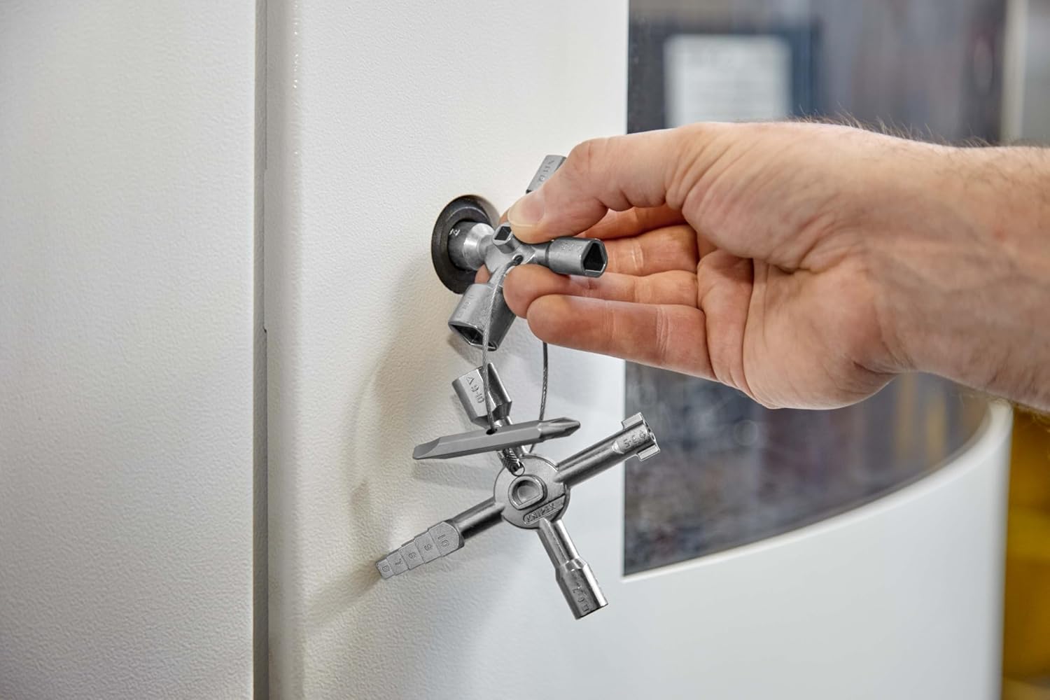 TwinKey Clé universelle pour armoires de commande, tous systèmes de fermeture usuels, 10 profilés, 2 croix, 1 clé, clé universelle, 00 11 01 - 4