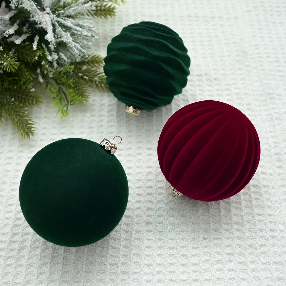 12 peças de decorações de bola de Natal retro requintadas, bolas de Natal de veludo, 8 cm, cor de vinho - 7