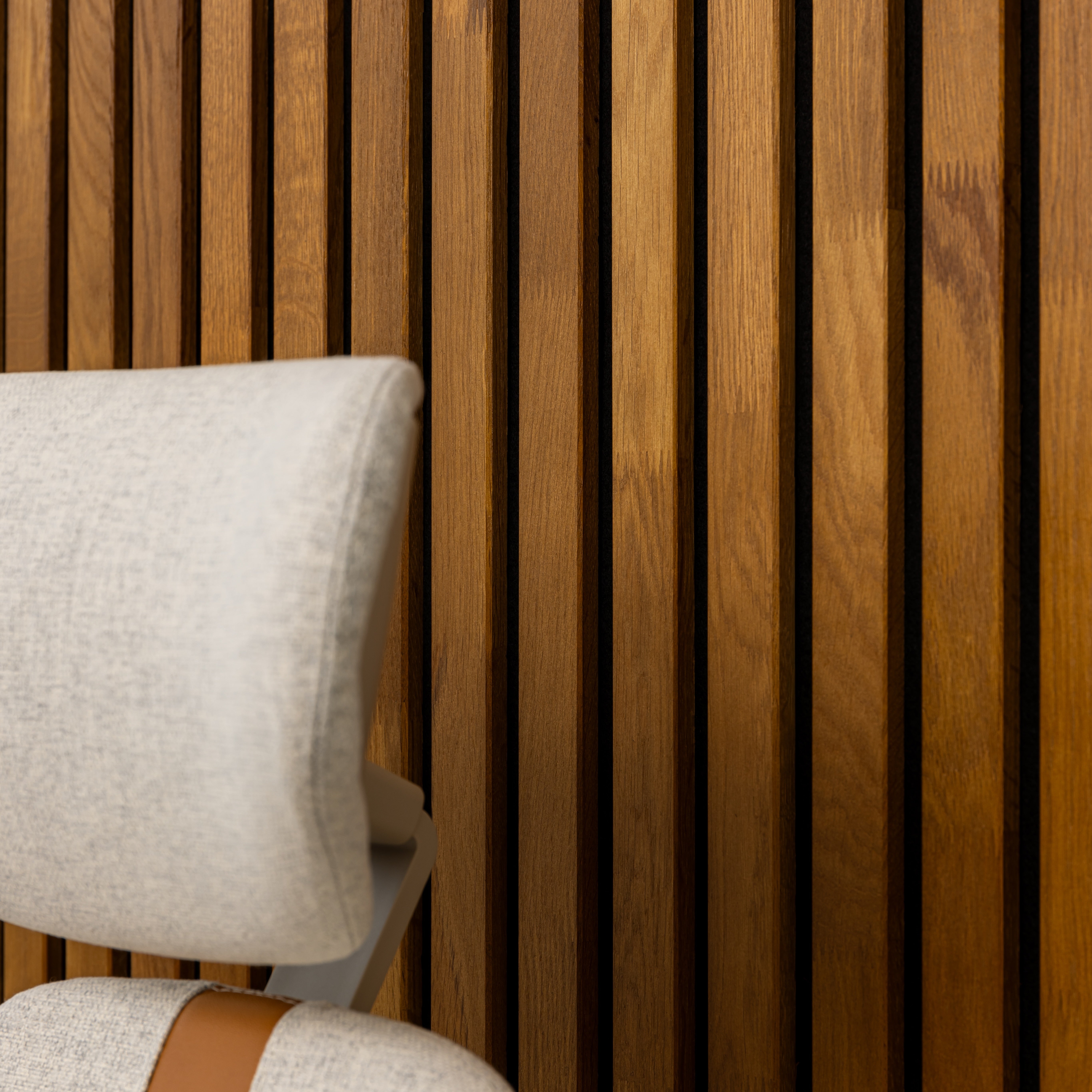 Panneau Tasseau Acoustique en Bois - Bois de Bouleau Massif - 2400x600mm - Lattes 40mm, Support en Feutre Noir - 8