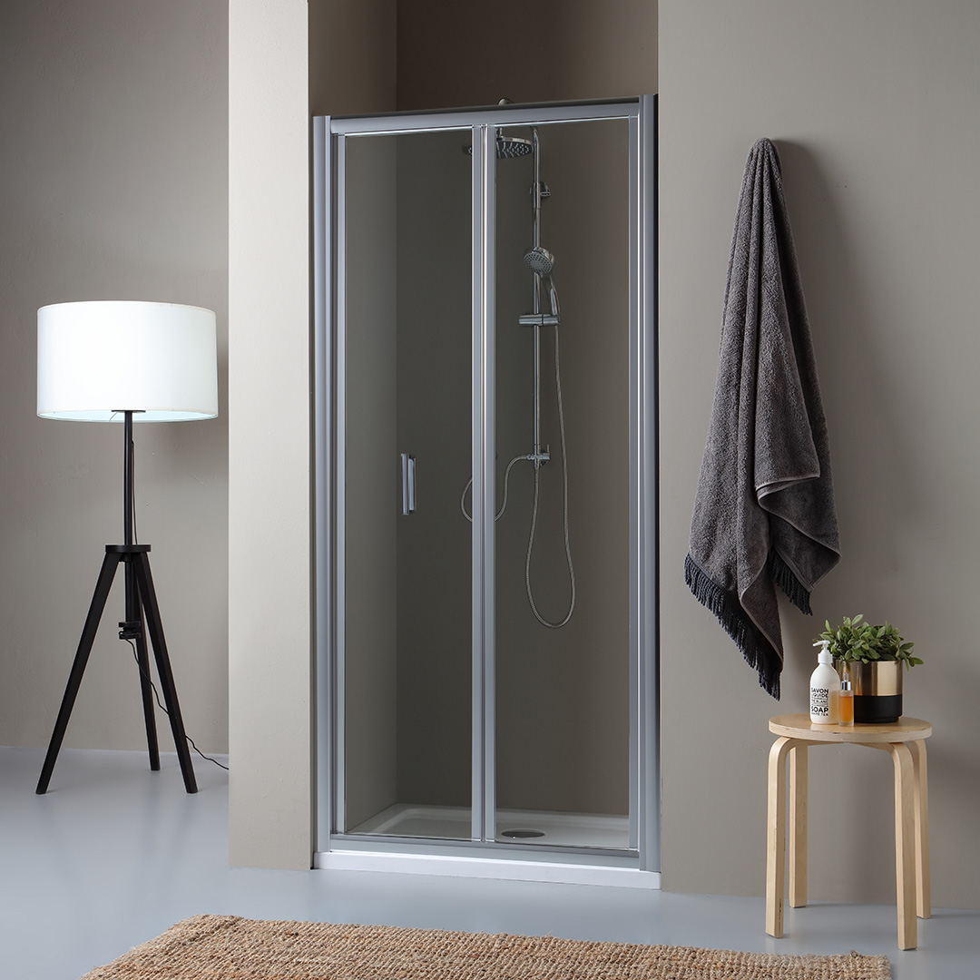 Puerta de ducha de nicho de 75 cm con fuelle.