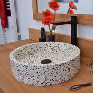 Vasque ronde à poser en terrazzo crème, Arlequin