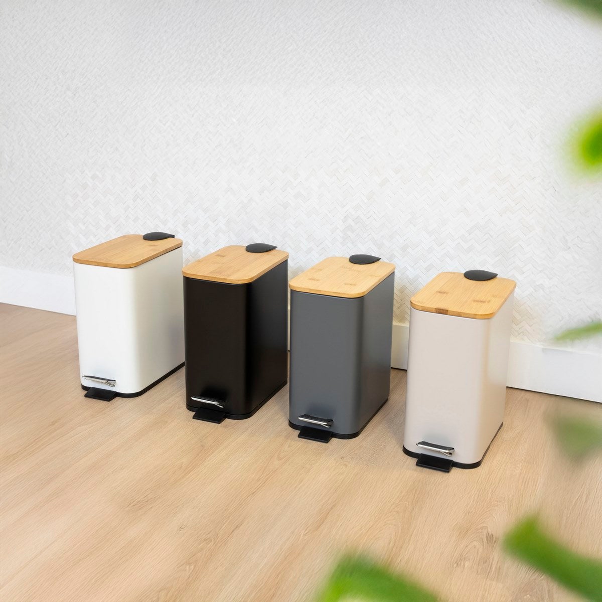 Papelera de pedal rectangular de 5 litros beige mate con tapa de bambú CasaSelección - 4