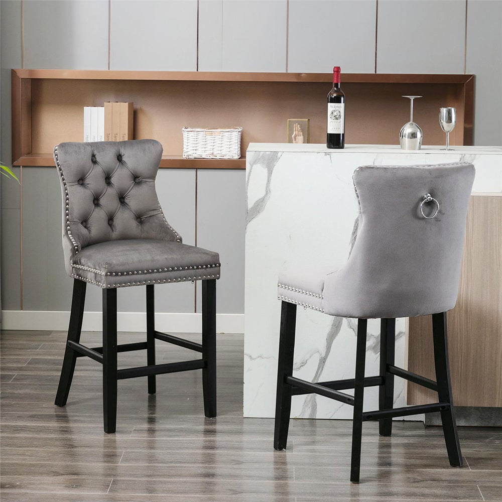Ensemble de tabourets de bar avec détails rivetés et pieds en bois, garniture à clous chromés, velours, gris - 2