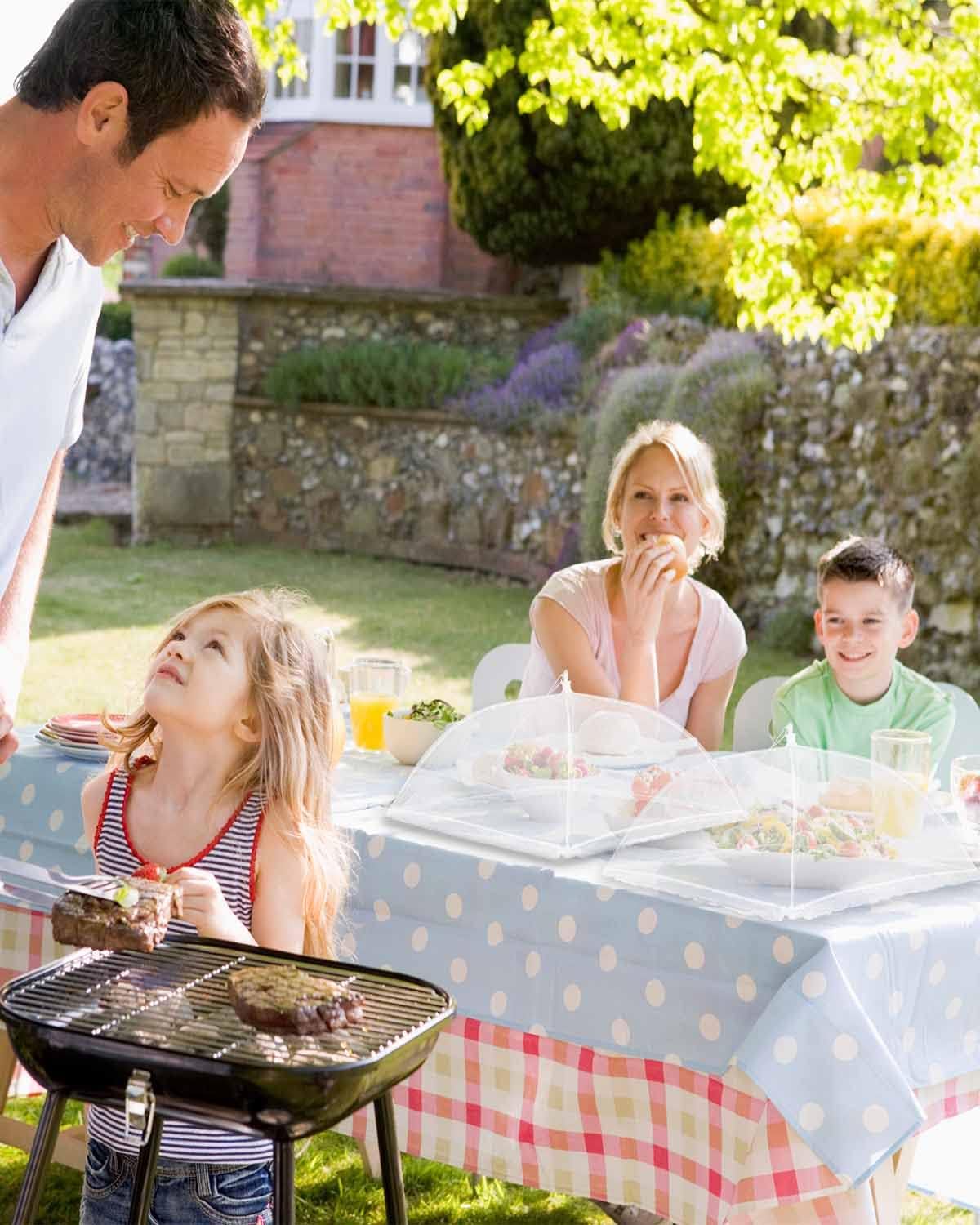 Set di 2 coperture per alimenti bianche, 38 x 38 x 18 cm, in rete traspirante, anti-insetto, per picnic e barbecue, riutilizzabili e pieghevoli - 5