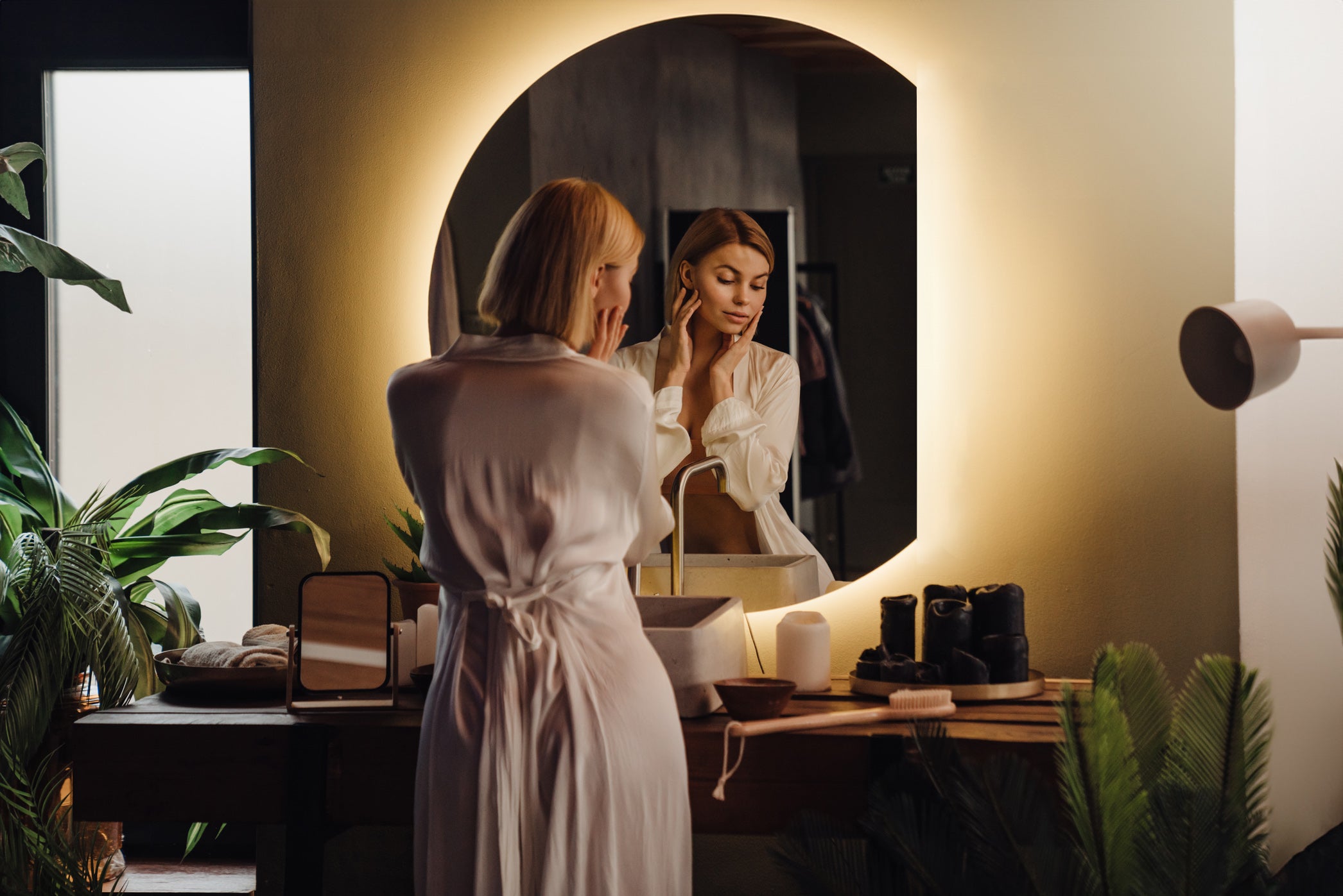 Miroir LED Forme Organique 84 x 100 cm | Lumière Chaude | Miroir Moderne avec Éclairage Doux - 2