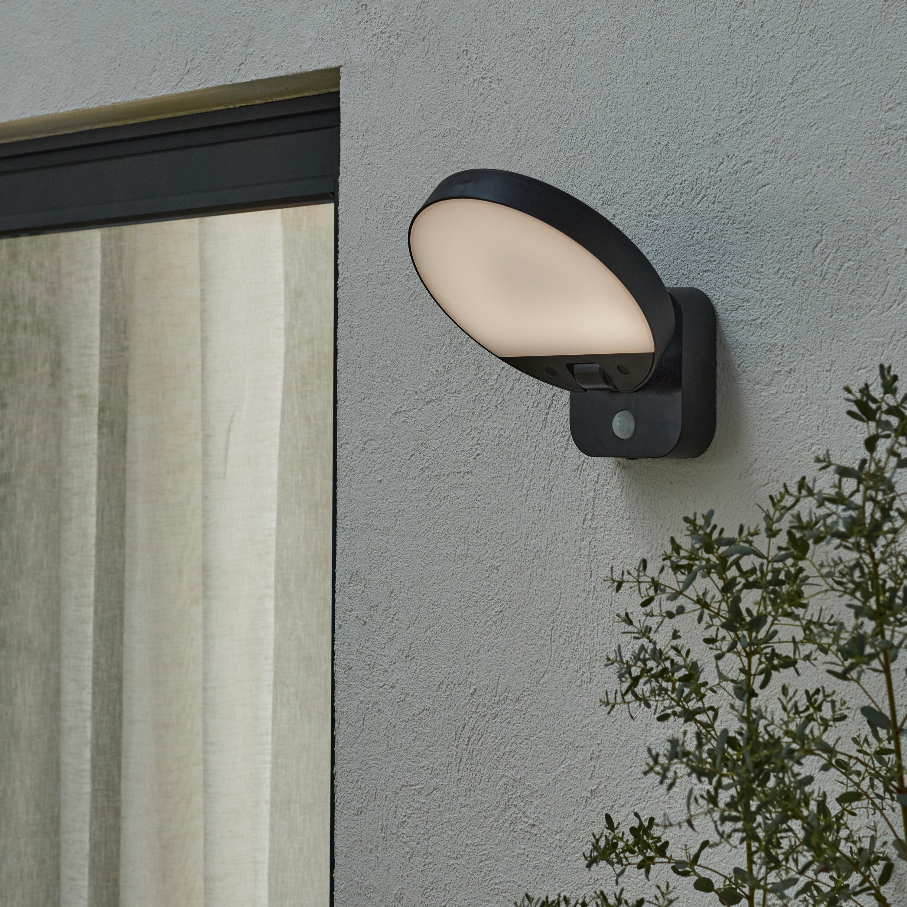 Lampa ścienna solarna LED FASNIA z czujnikiem ruchu - 4000K - IP44 - Czarna - INSPIRE