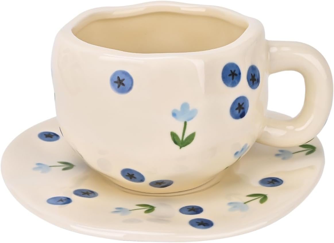 Zestaw ceramicznych filiżanek i spodków zdobi kreatywny wzór kwiatu borówki. Pojemność wynosi 300 ml.