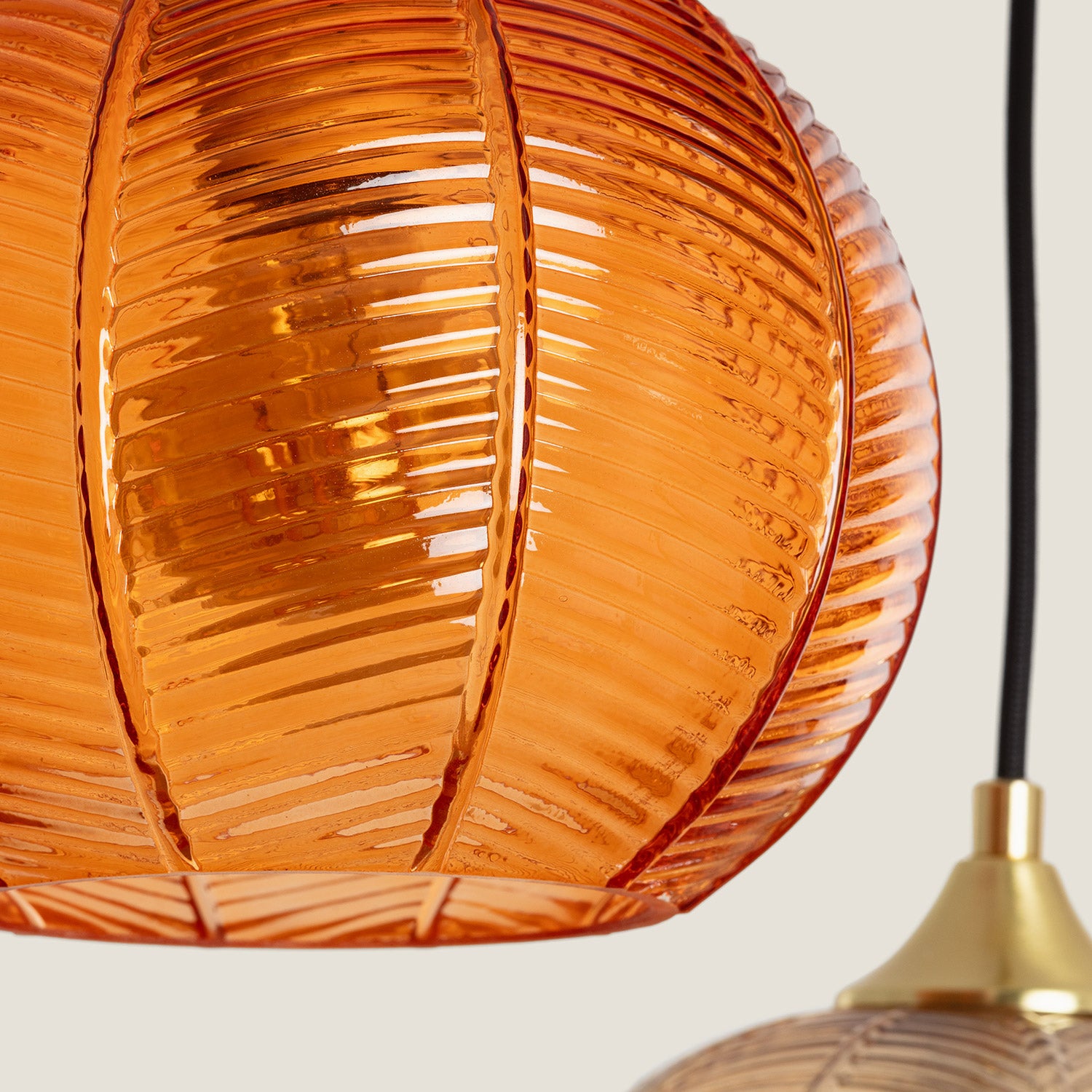 LEDKIA LIGHTING - Lámpara Colgante Tri Klimt | Diseño Clásico y Elegante | 3 Pantallas de | Compatible con Bombillas E27 | Uso en Interiores, - 4