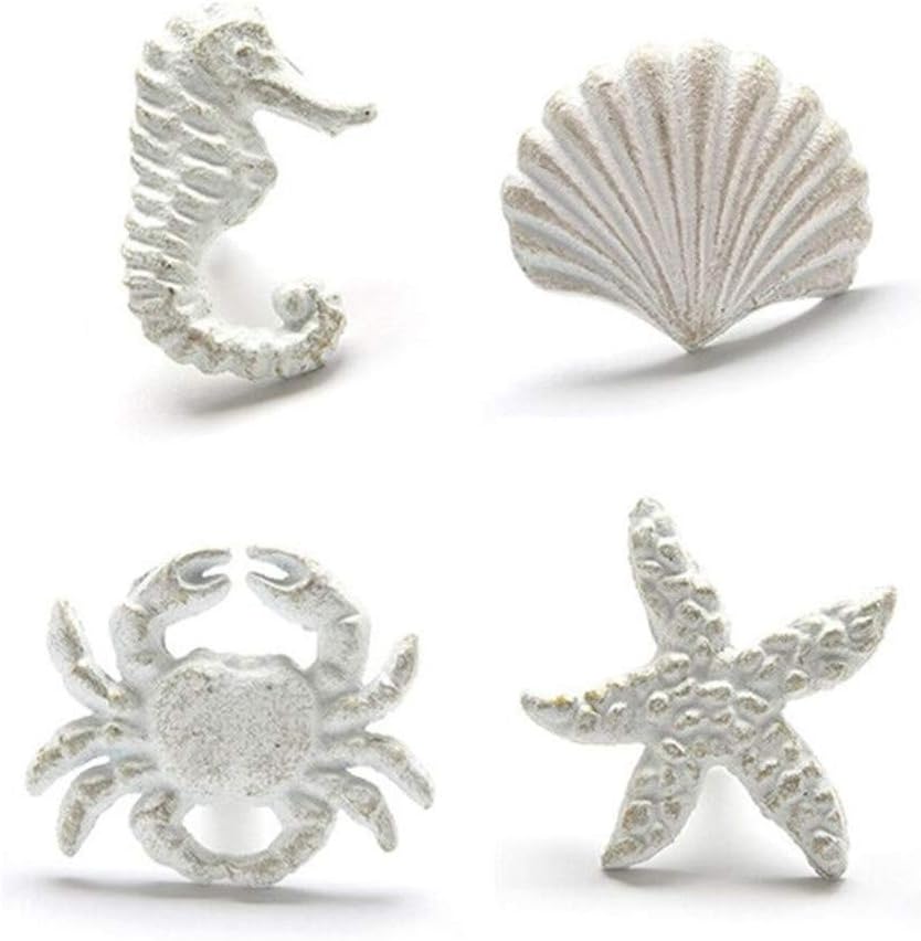 Zestaw 4 białych, żeliwnych uchwytów do szuflad, ozdobionych motywami plażowymi i oceanicznymi: konikiem morskim, rozgwiazdą, krabem i muszlą. Pasuje