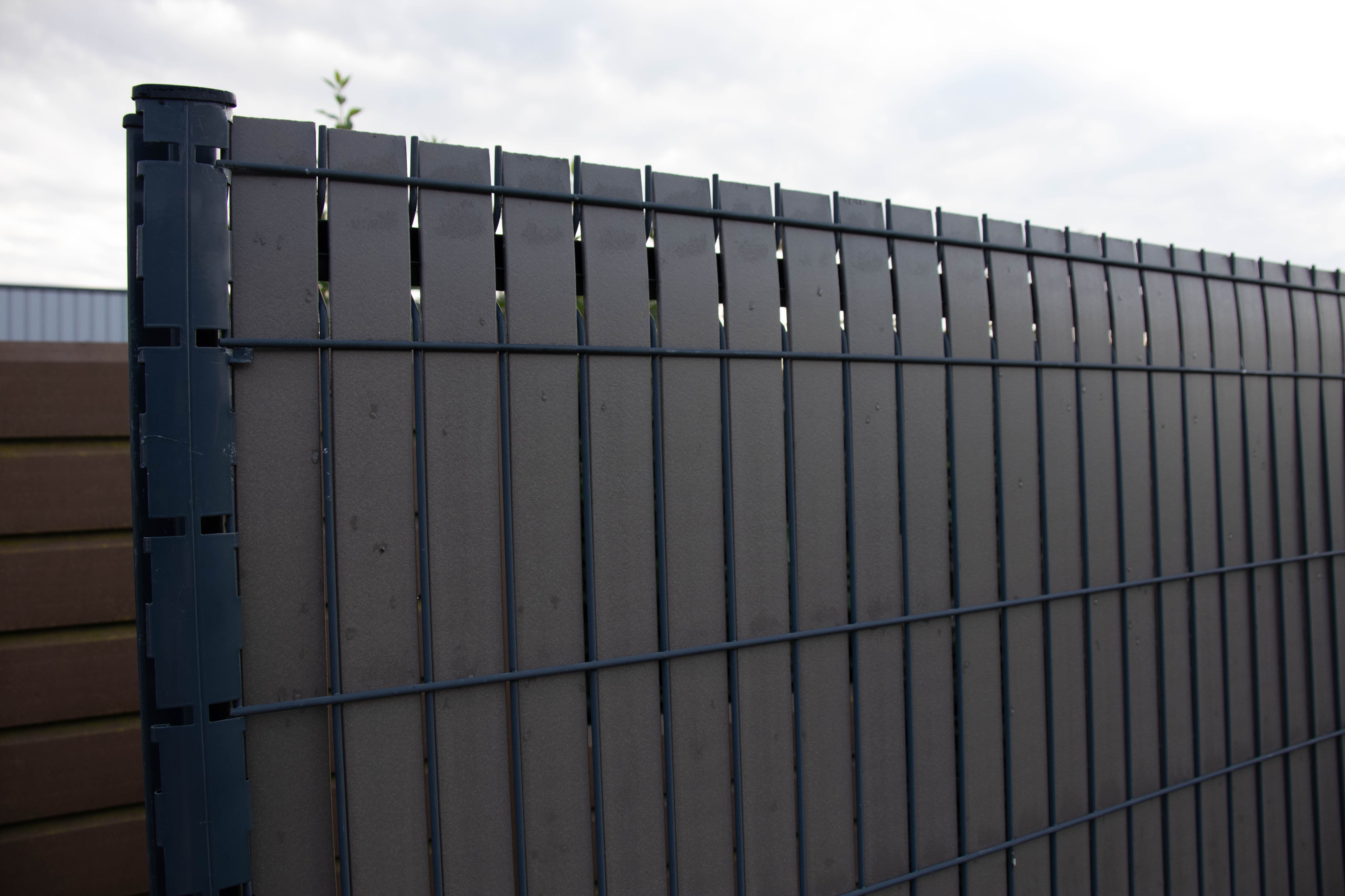 Kit occultant rigides - Lg 2m50 x Ht 1m23 - Composite - gris anthracite - compatible grille Natérial - brise vue - maille 200x55mm - 3