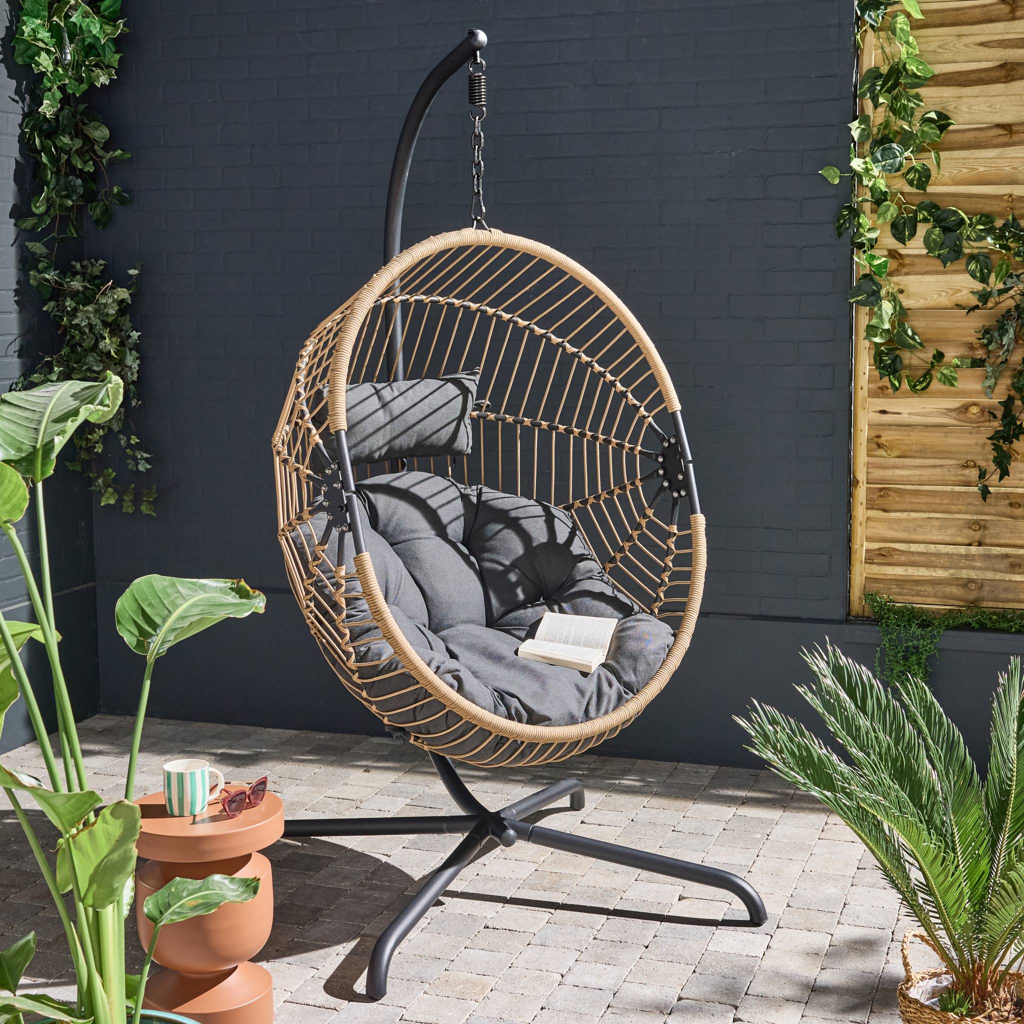 Oeuf suspendu acier polyester Cassis beige et noir. 96 x 95 x 200 cm CASSIS - 2