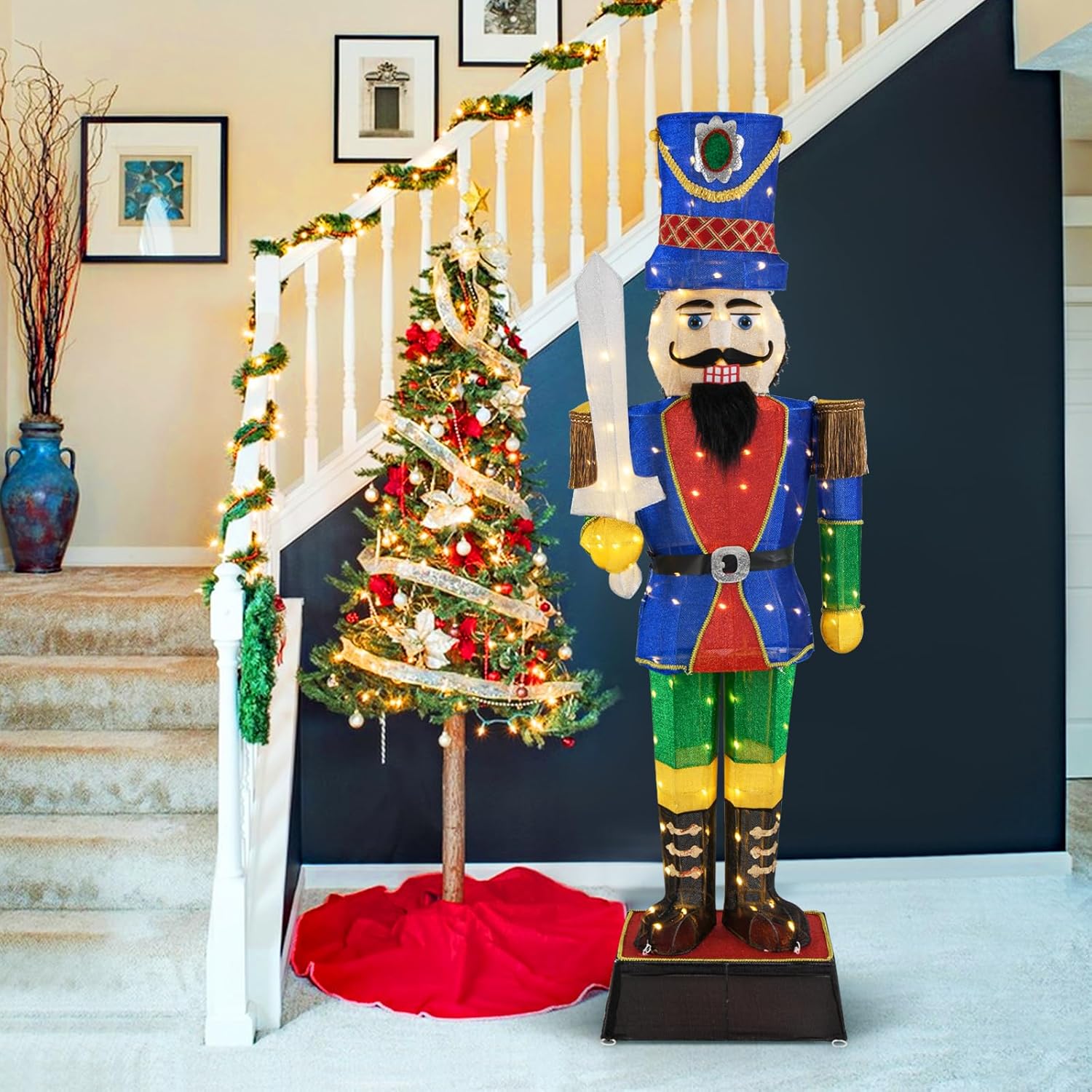 184 CM Soldado Cascanueces Grande de Navidad, Soldado Decorativo Iluminado con Espada, 110 Luces LED, Sujetacables y Estacas, Decoración Navideña Exte - 7