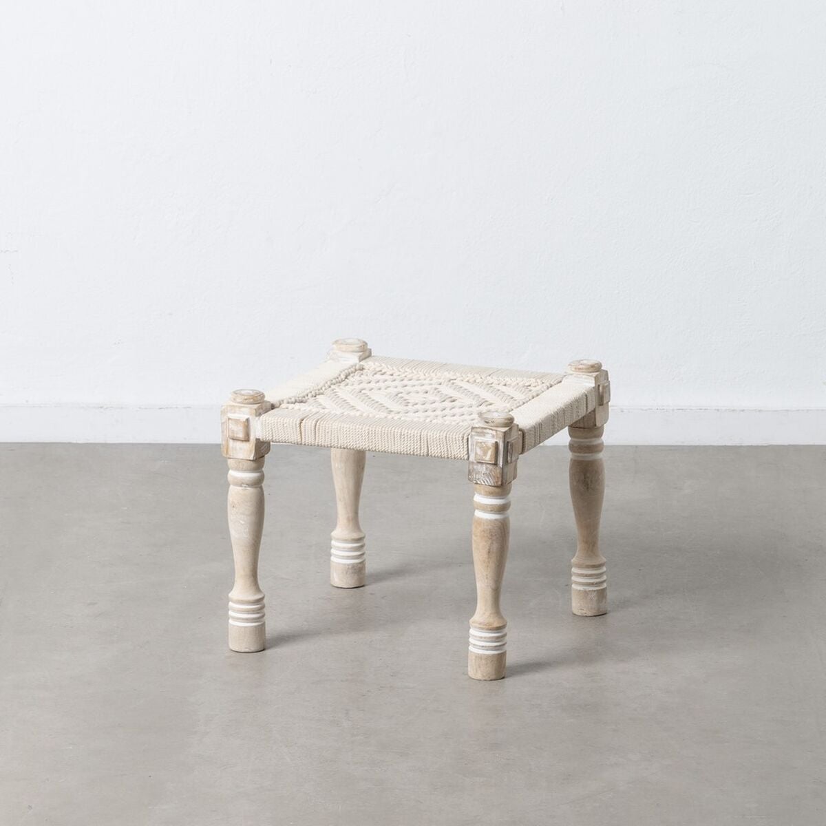 Sgabello Da Bagno In Legno Di Noce Massiccio WENKO — 40x46x30 Cm, Portata 120 Kg, Design Scandinavo