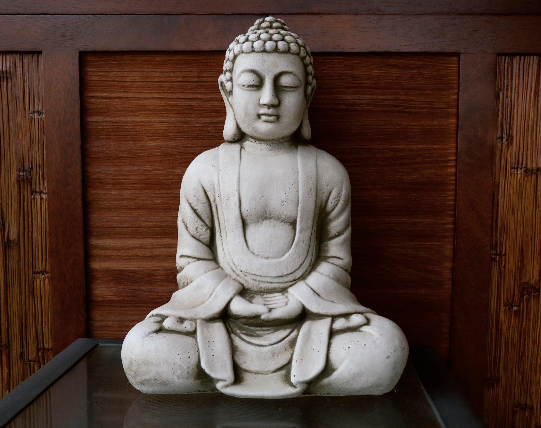 Figurine décorative de réussite du Bouddha pour le jardin 38 cm. Pierre en béton gris mousse - 5