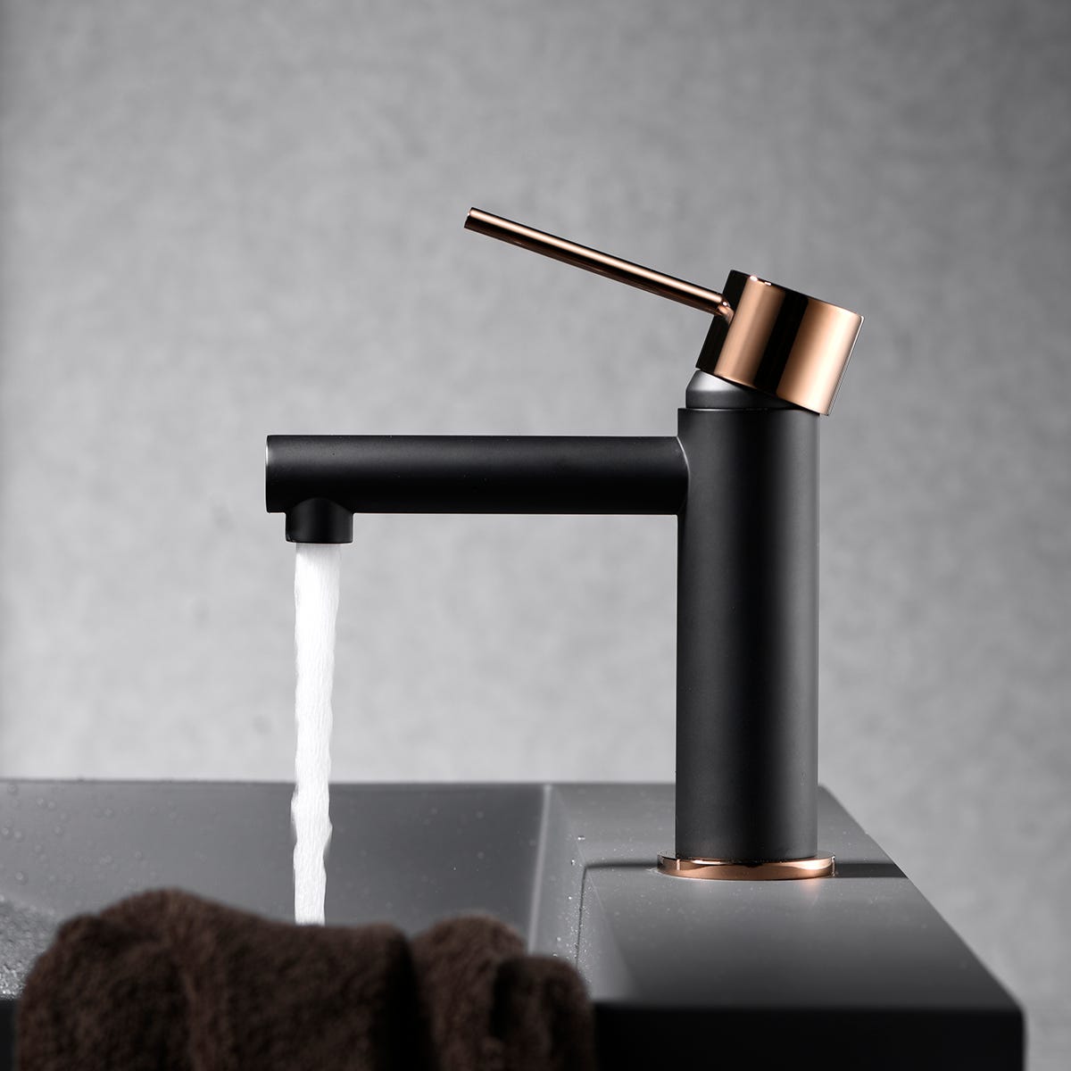 Mitigeur noir matte pour vasque à poser, eau chaude et froide Mitigeur noir matte pour vasque à poser, eau chaude et froide