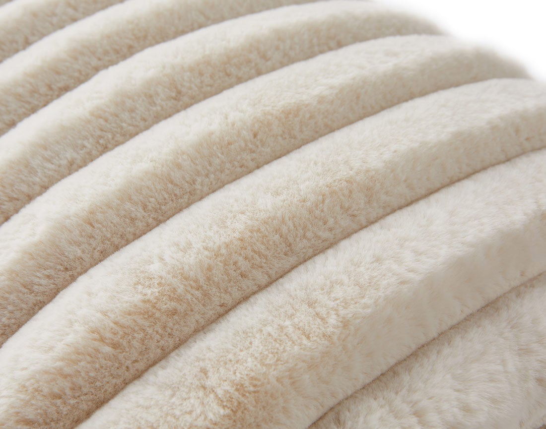 Coussin en fausse fourrure côtelée beige 40 x 40 cm - SIERRA - Best Mobilier - 2