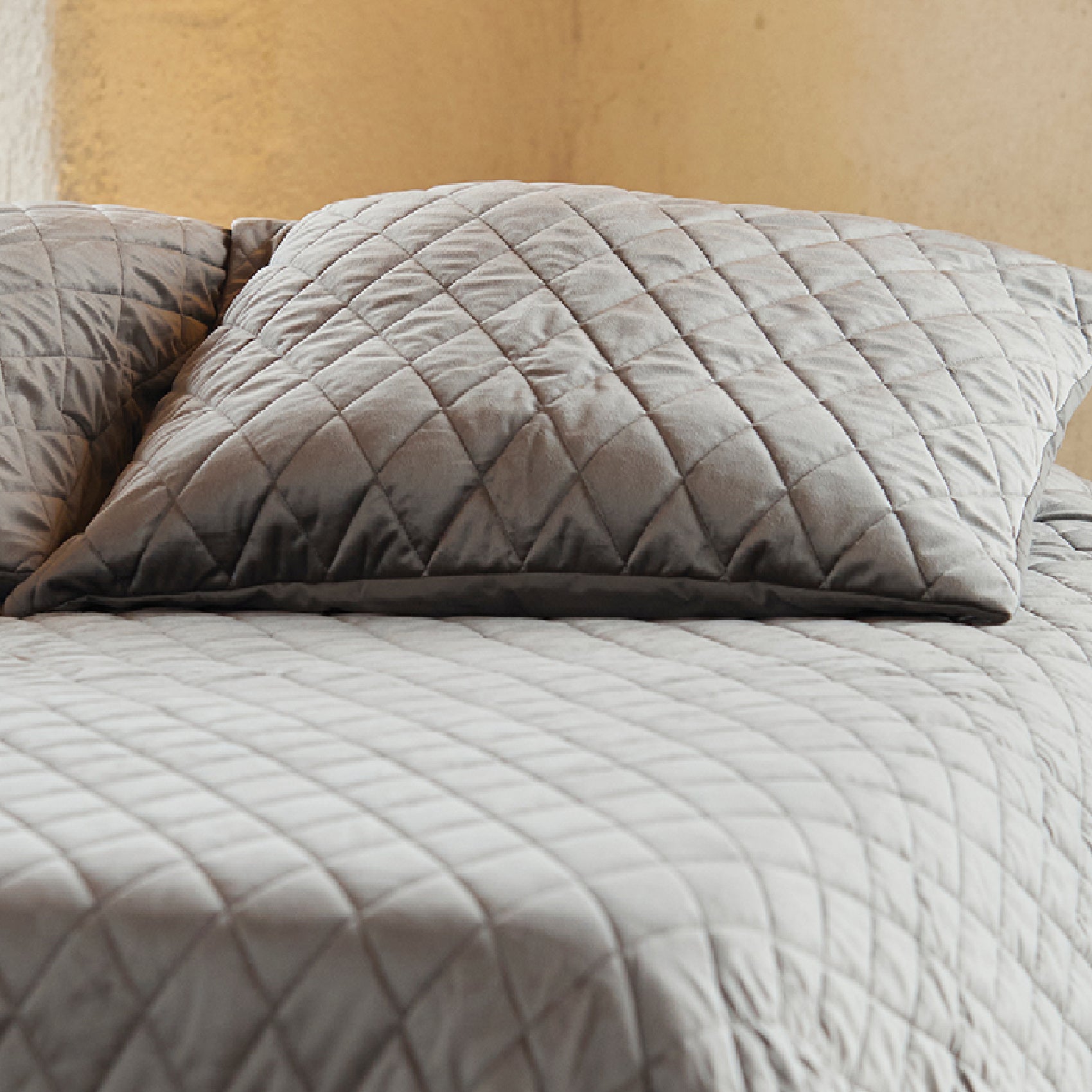 Couvre-Lit et Taies d'Oreiller en Velours Matelassé - Gris - 240x260 cm - Microfibre/Polyester/Velours - 2
