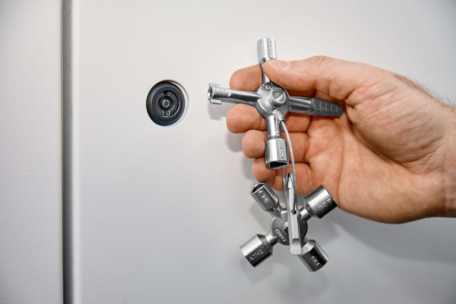 TwinKey Clé universelle pour armoires de commande, tous systèmes de fermeture usuels, 10 profilés, 2 croix, 1 clé, clé universelle, 00 11 01 - 2