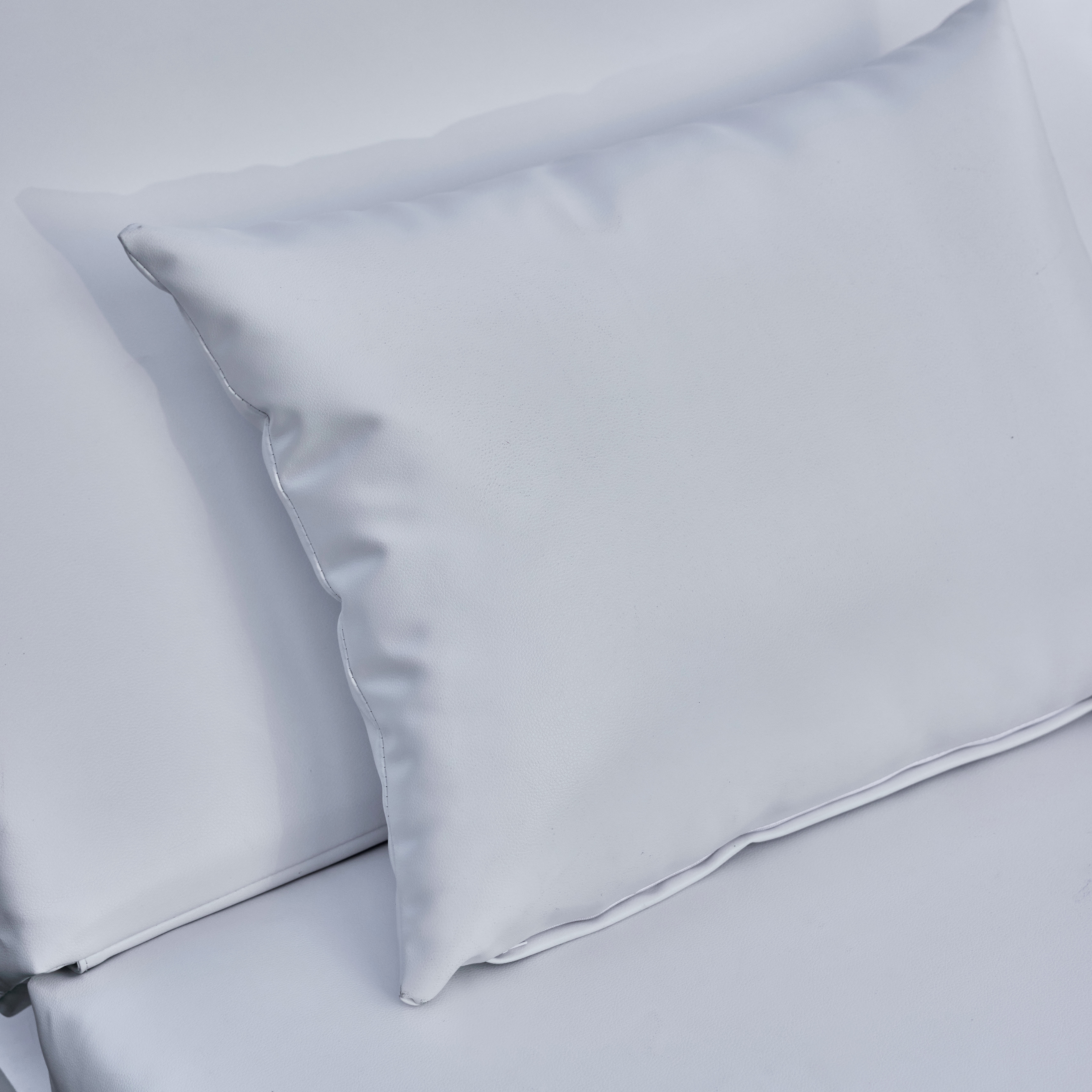 Cama balinesa em alumínio de cor antracite e almofadas brancas - Balinese - 7