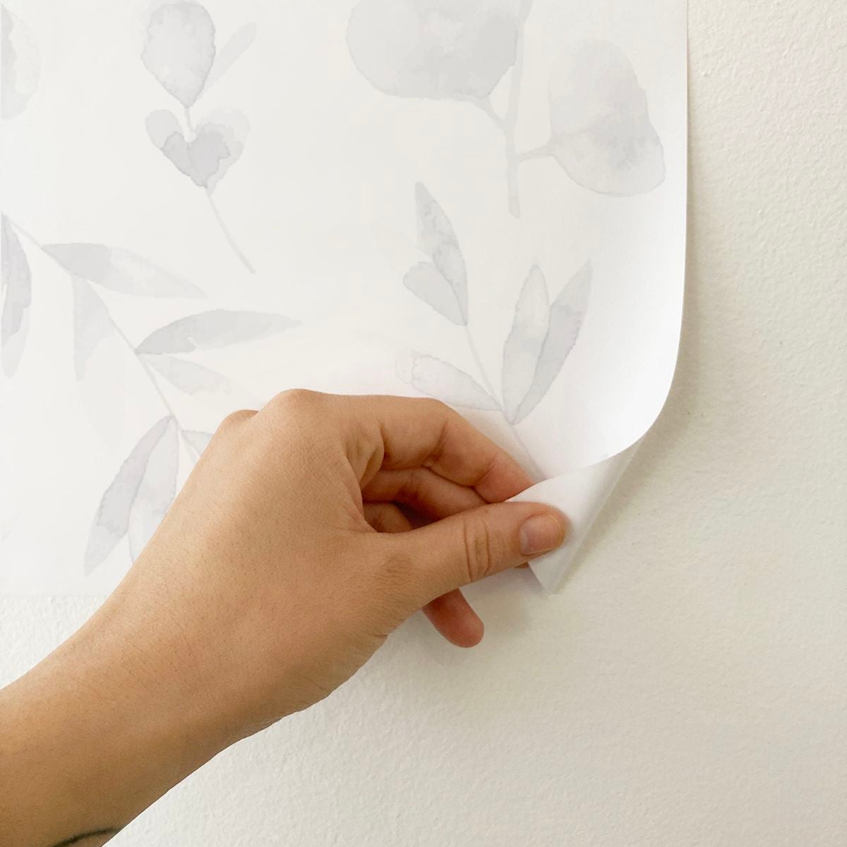 Papier peint adhésif feuillage aquarelle gris en vinyle lavable et amovible - 1 rouleau 50x300 cm - Decochic - 7