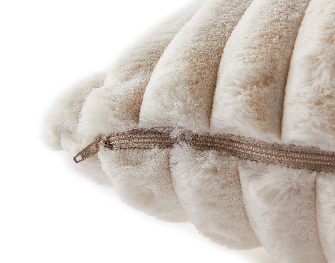 Coussin en fausse fourrure côtelée beige 60 x 60 cm - SIERRA - Best Mobilier - 3