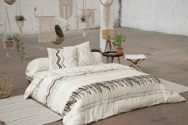 Parure de lit 260 x 240 cm + 2 taies d’oreiller 63 x 63 cm – Coton 57 fils – Motif Berbère