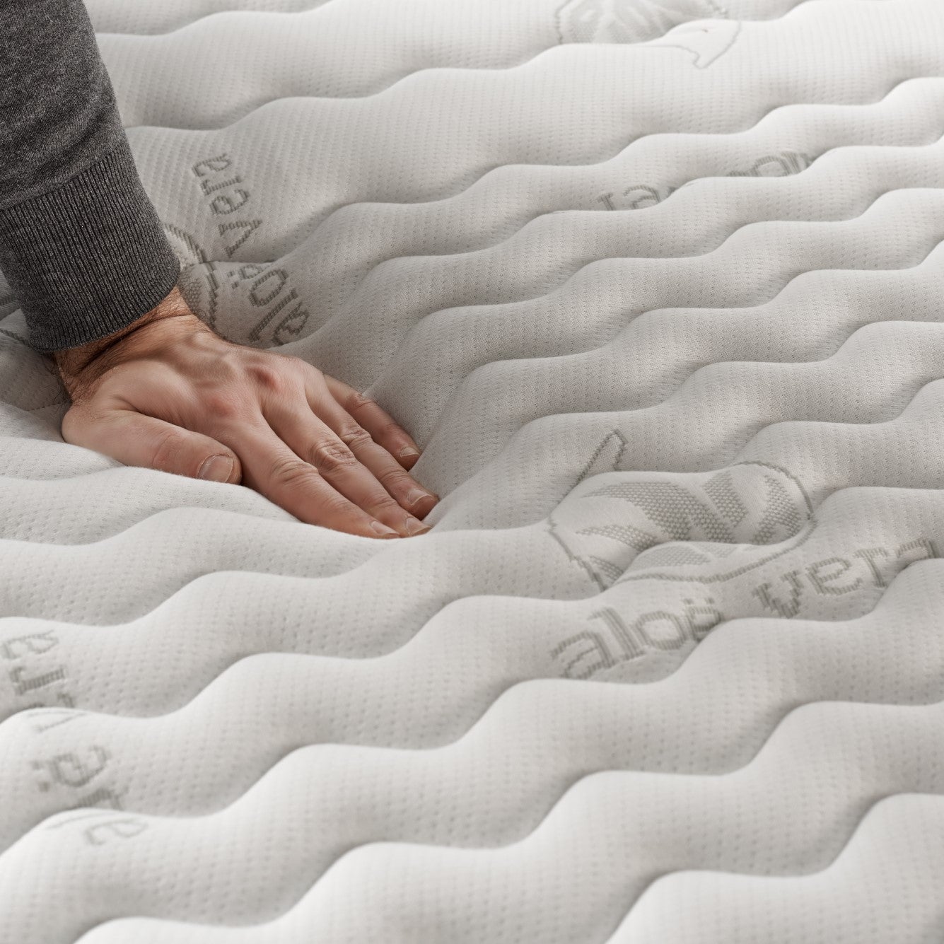 Matelas Titanium 150x200 cm - Mousse à mémoire de forme HR - Blue Latex - Très épais 30 cm - 7 Zones - Respirant - Hypoallergénique - 4