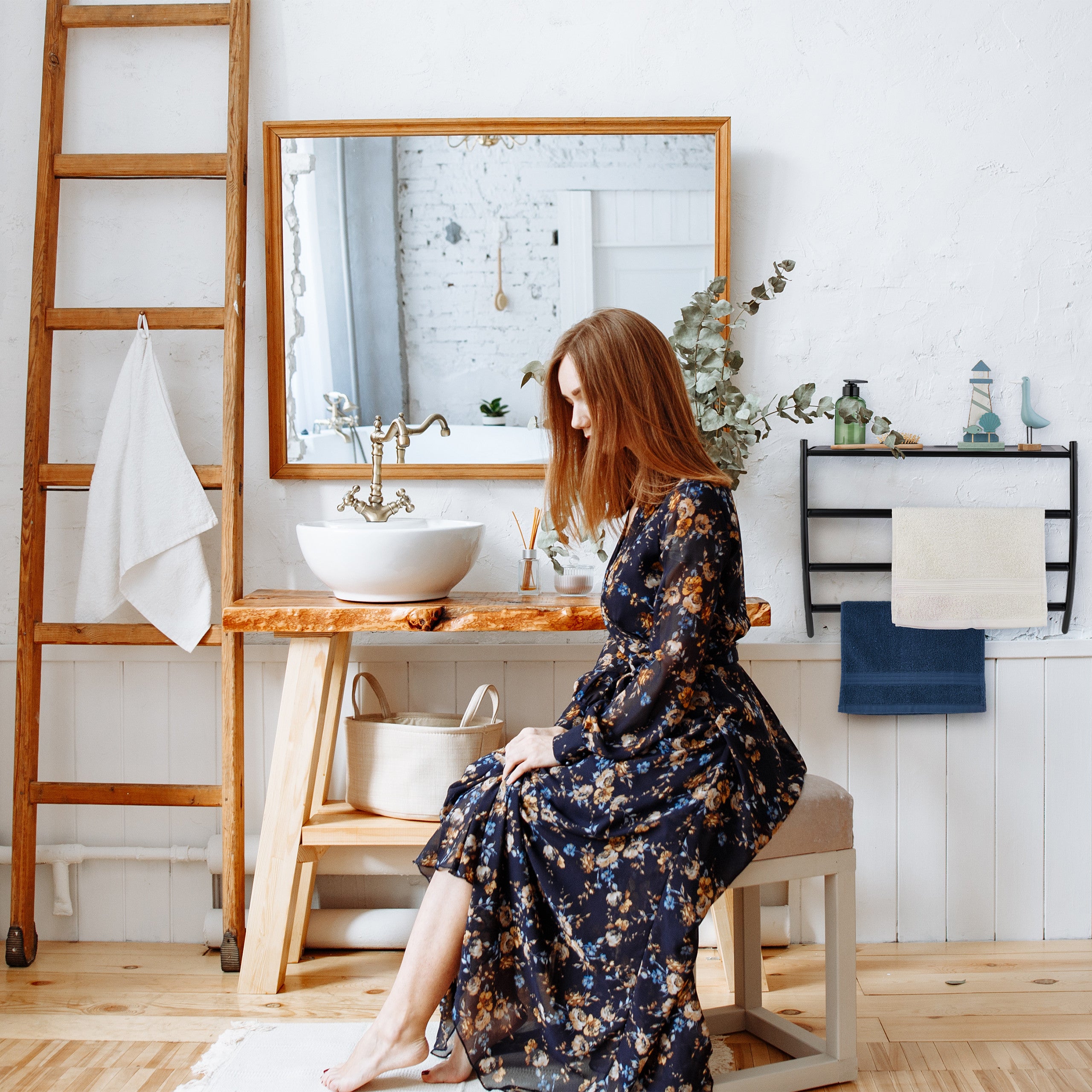 Porte-serviettes mural, HxLxP: 44 x 56,5 x 23 cm, tablette & 3 barres, support serviettes salle de bain, noir, Relaxdays - 3