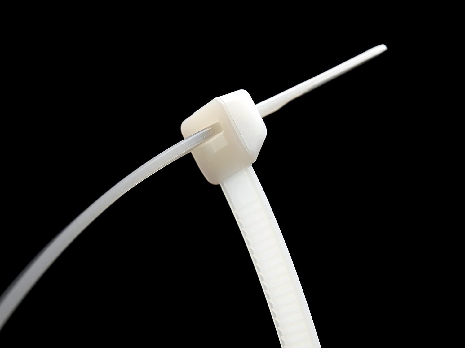 Colliers de fixation en nylon. Blancs. 6,8x150 - 50pces - 2