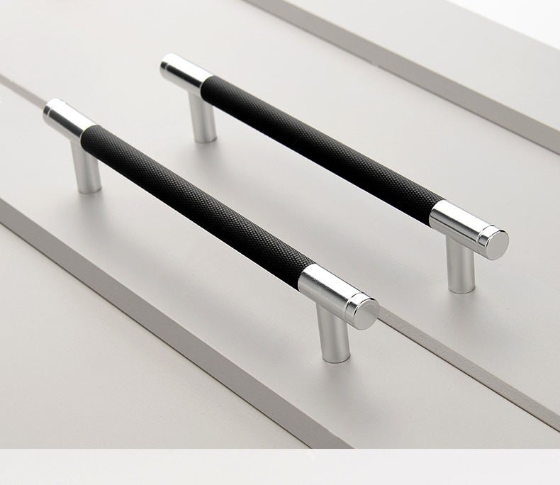 2 sztuki czarno-srebrnych uchwytów aluminiowych ze stopu aluminium z rozstawem otworów 128 mm, odpowiednie do biurek, szuflad i szafek