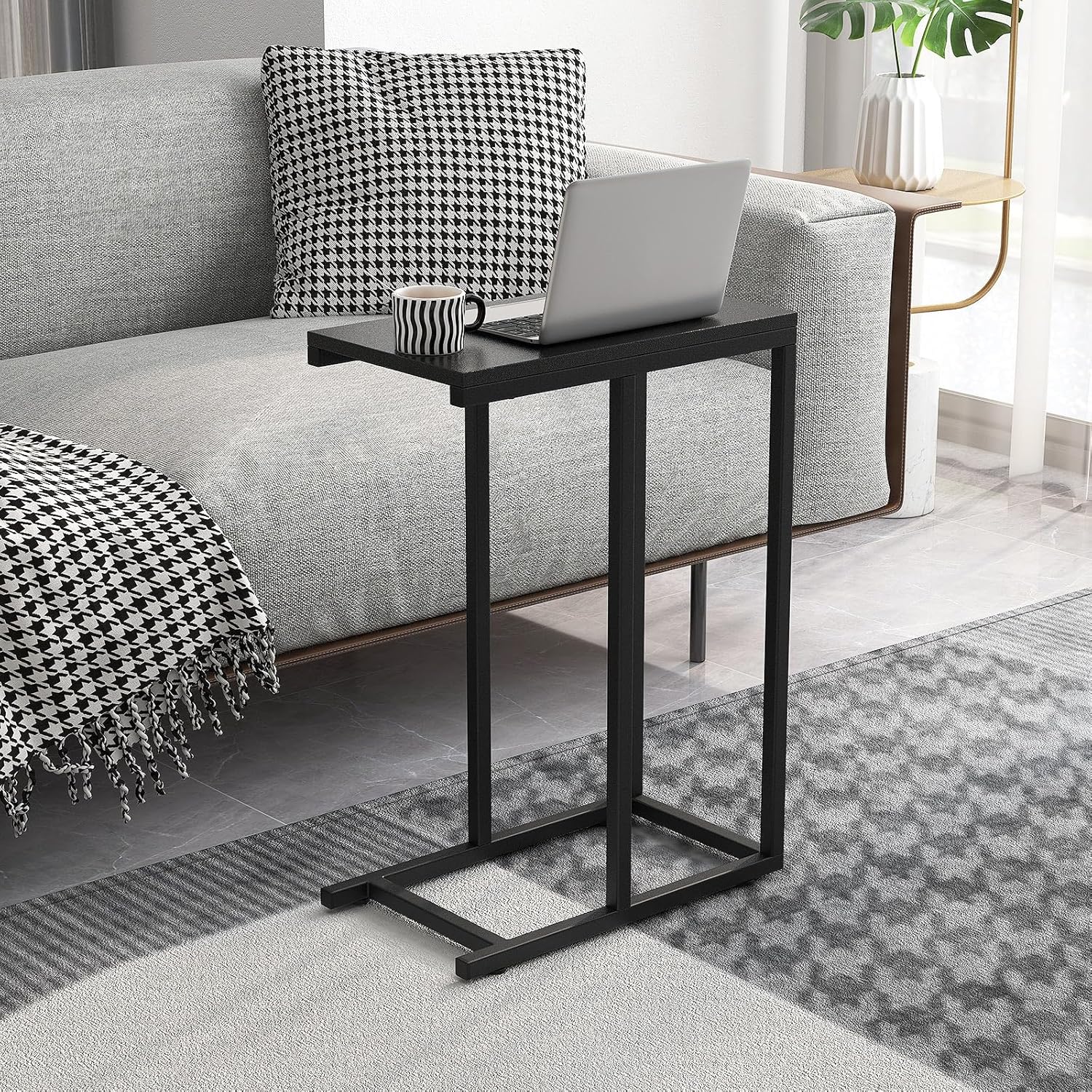 Krótki Stolik do Salonu, Pomocniczy w Kształcie Litery C z Metalową Ramą, Antypoślizgowe Podkładki, Nośność 30 kg, 45,5 x 25,5 x 64 cm (Czarny)