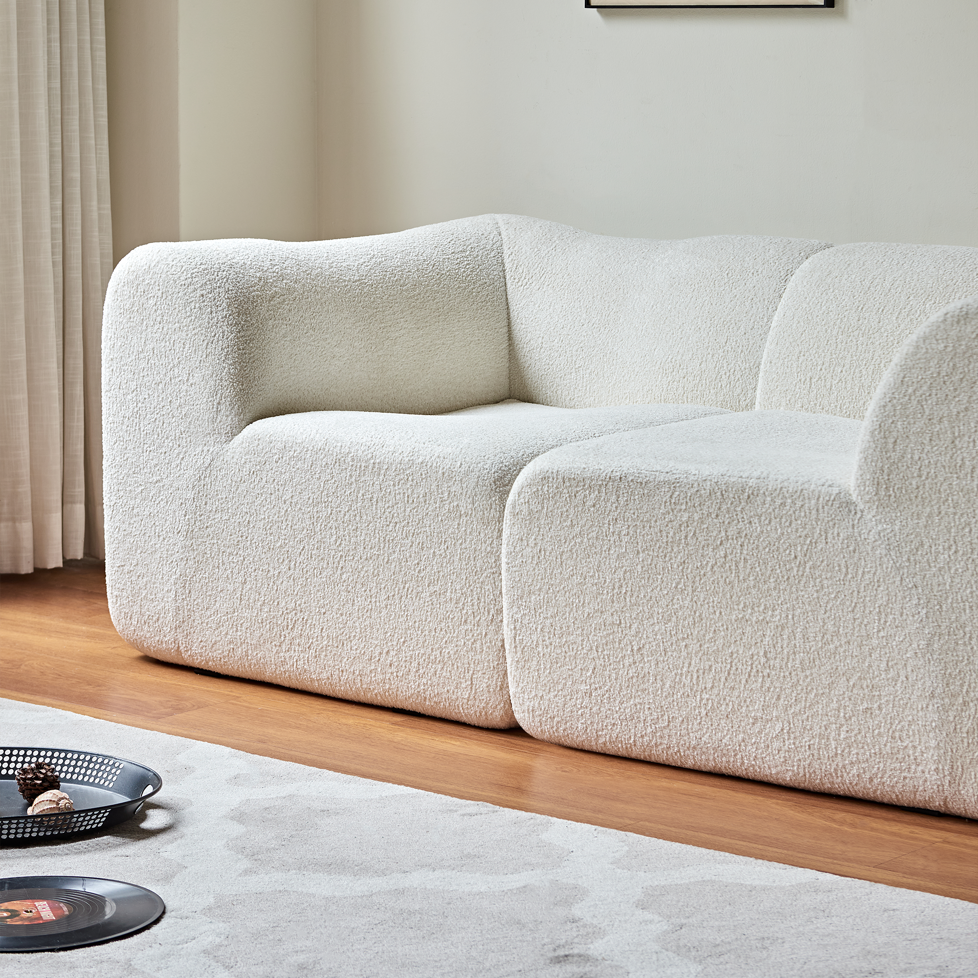 Canapé 2 places en velours beige avec coussins, design compact pour salon, bureau ou petit appartement - 6