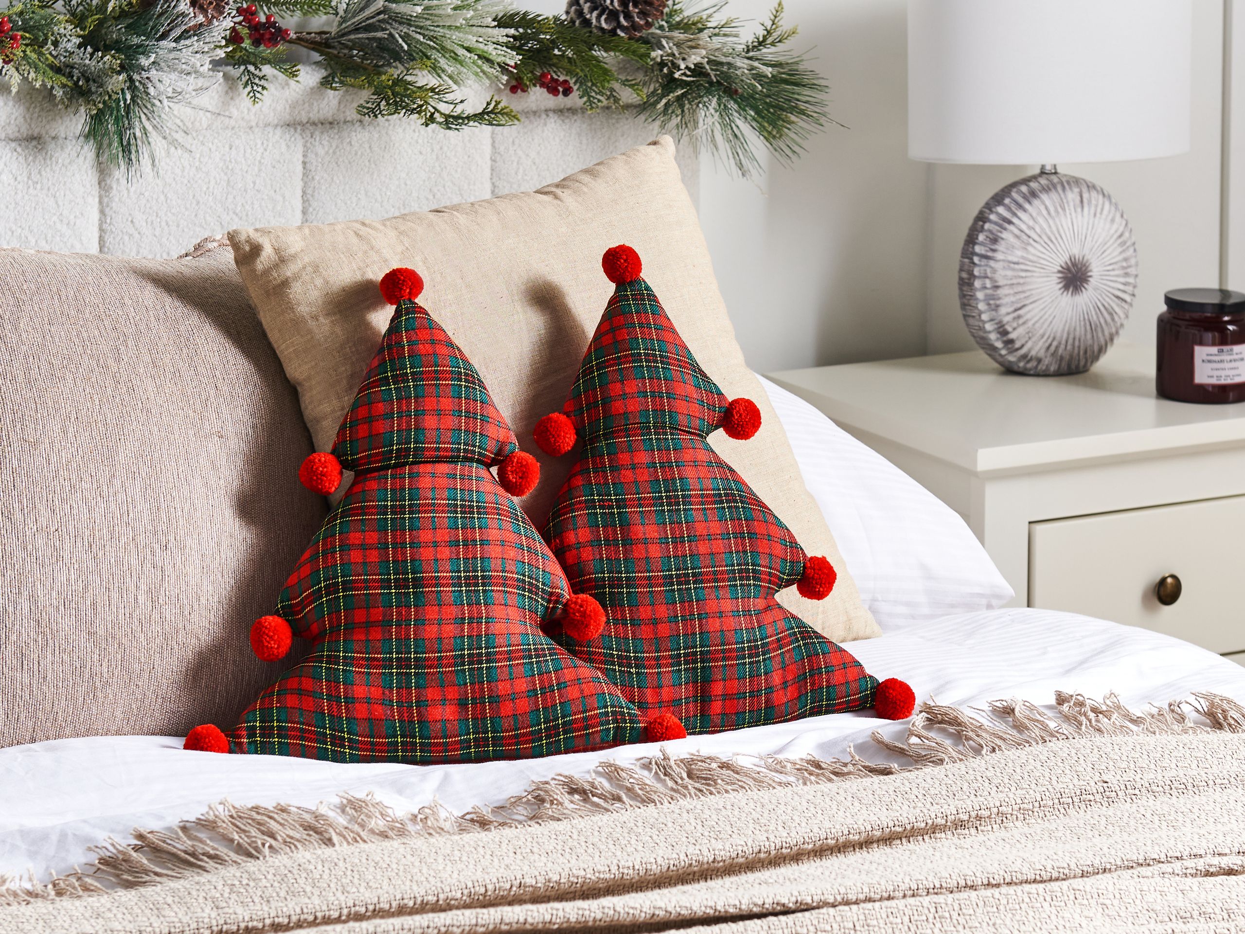 YOSTEV Set Di 4 Federe Per Cuscini Natalizie - 45x45 Cm, Con Albero Di Natale, Rosse, Decorazione Per Divano E Festa Invernale