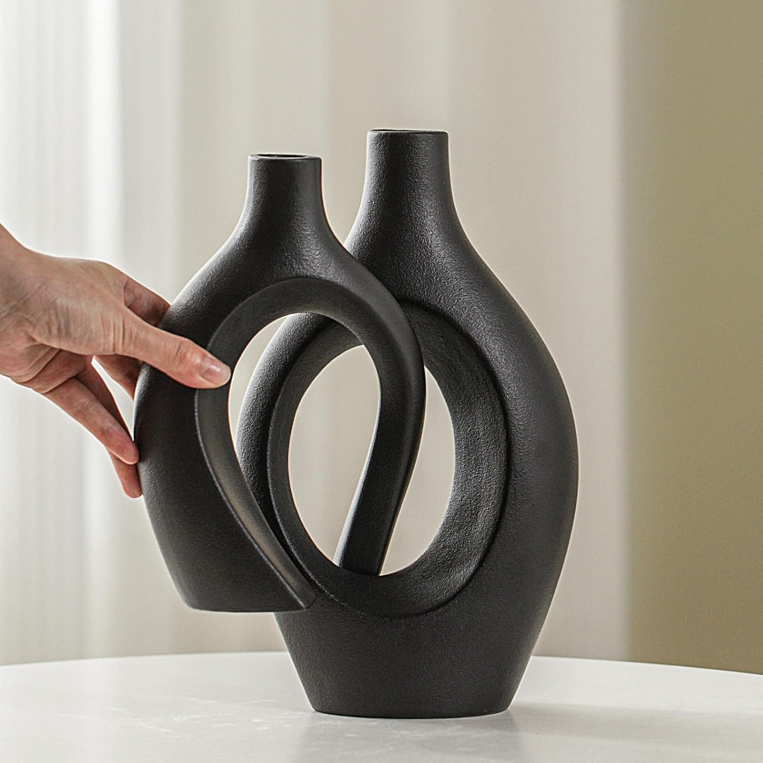 Conjunto de 2 vasos de cerâmica para decoração de interiores, com design vazado e convidativo, estilo nórdico e boêmio, estético e moderno. - 3
