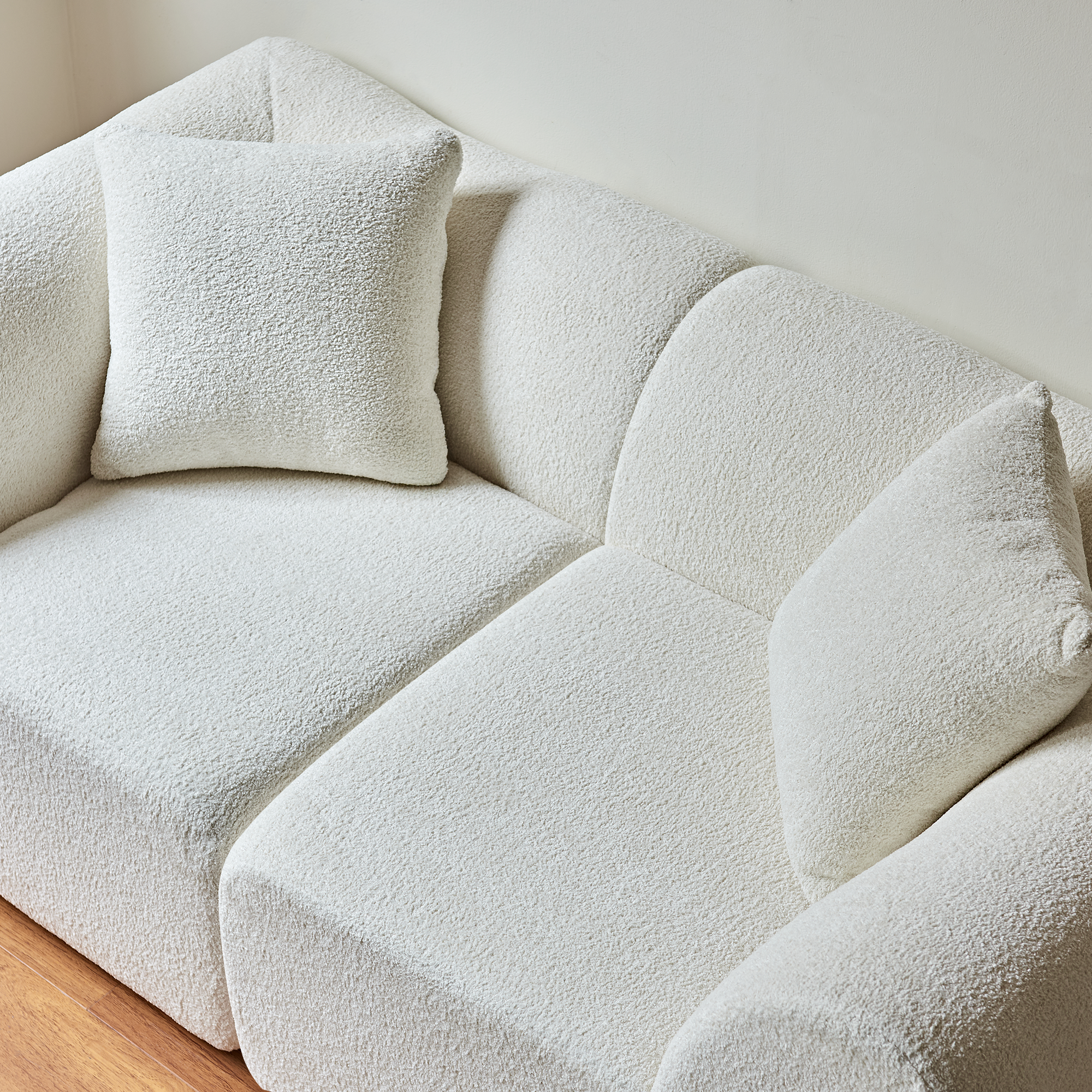 Canapé 2 places en velours beige avec coussins, design compact pour salon, bureau ou petit appartement - 5