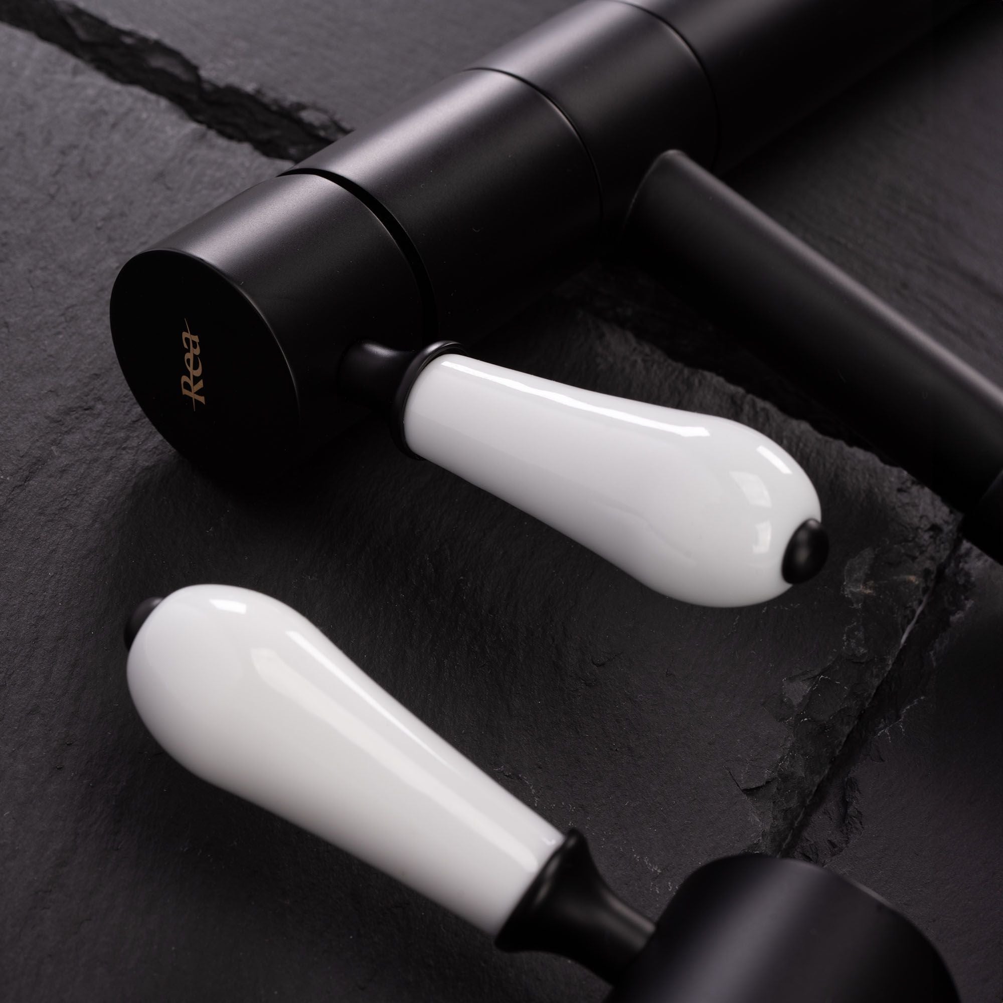 Bateria umywalkowa Rea Serra czarna niska - 4