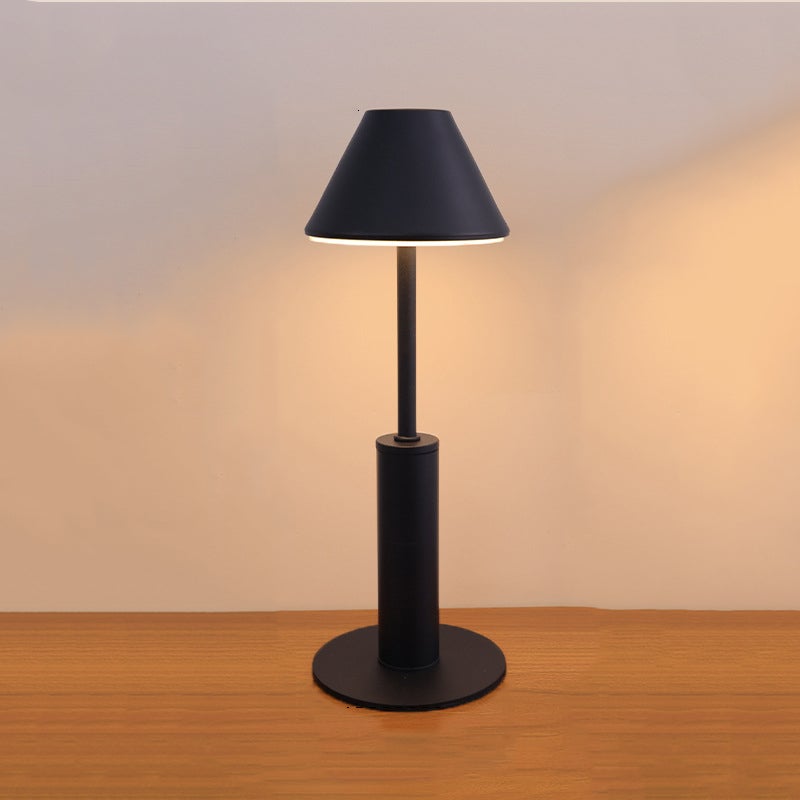 Europejska kreatywna lampa stołowa w stylu świecznika metalowa lampa stołowa z możliwością ładowania czarna trójkolorowe oświetlenie kabel ładowania