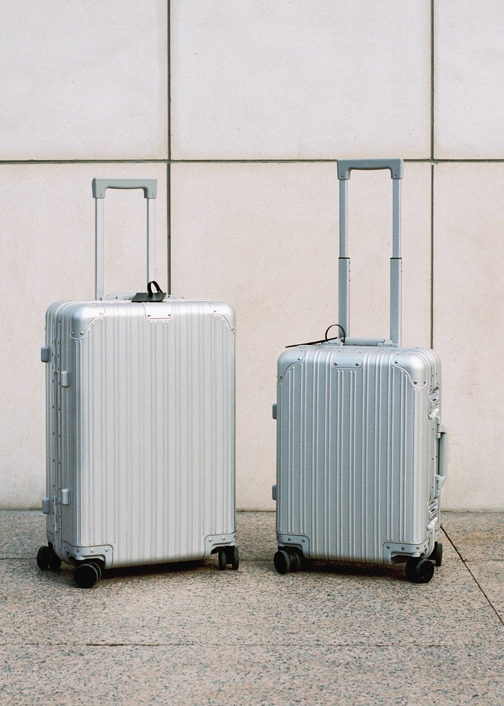 CREATE - LUGGAGE ALUMINIUM - Twarda walizka aluminiowa z zamkiem TSA i kółkami wielokierunkowymi - Argent