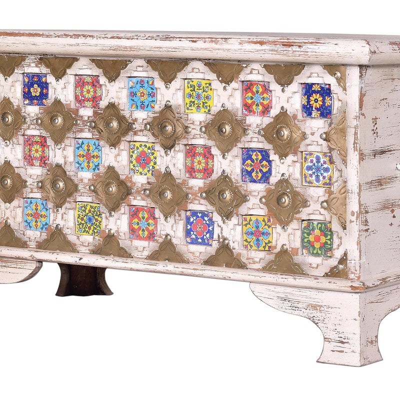 Drewniana skrzynia Manguier z detalami z ceramiki i brązu