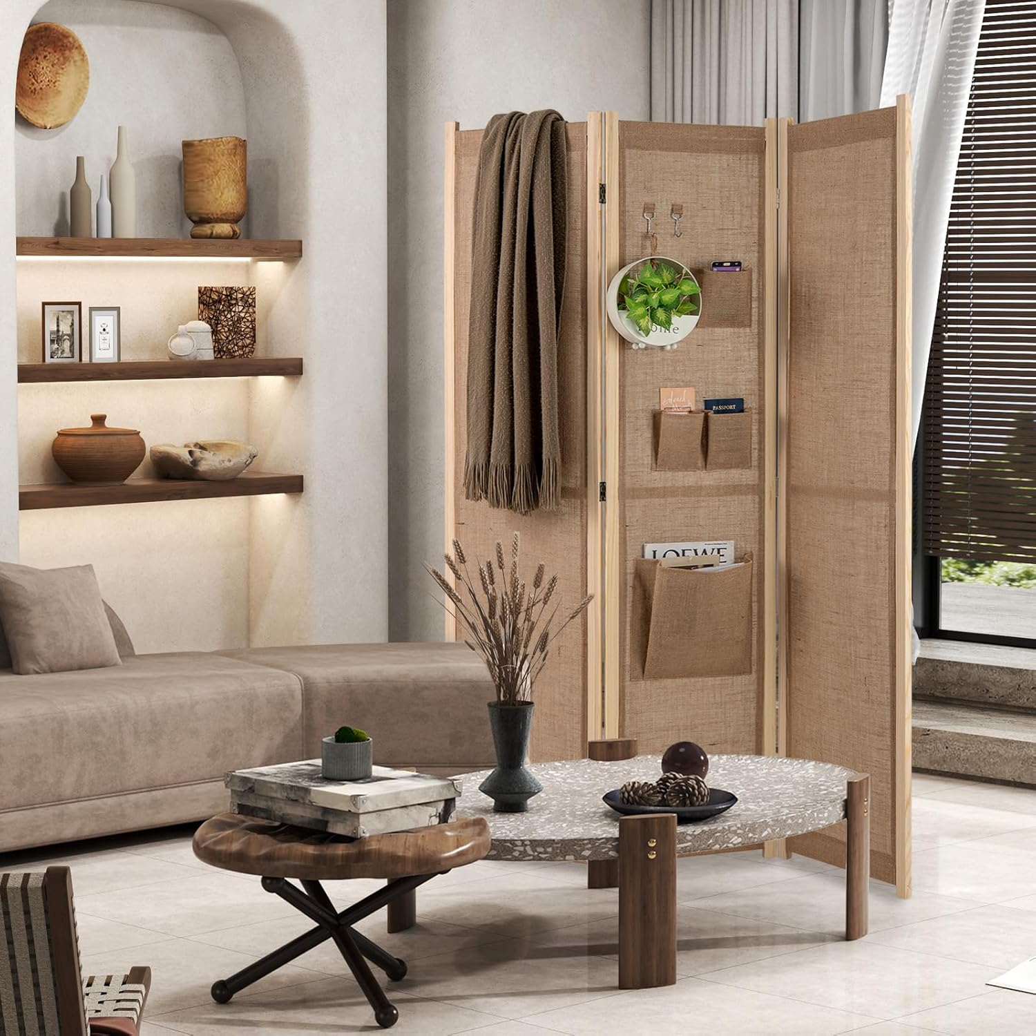 Biombo GIANTEX de tres paneles de tejido natural con bolsillos en un salón