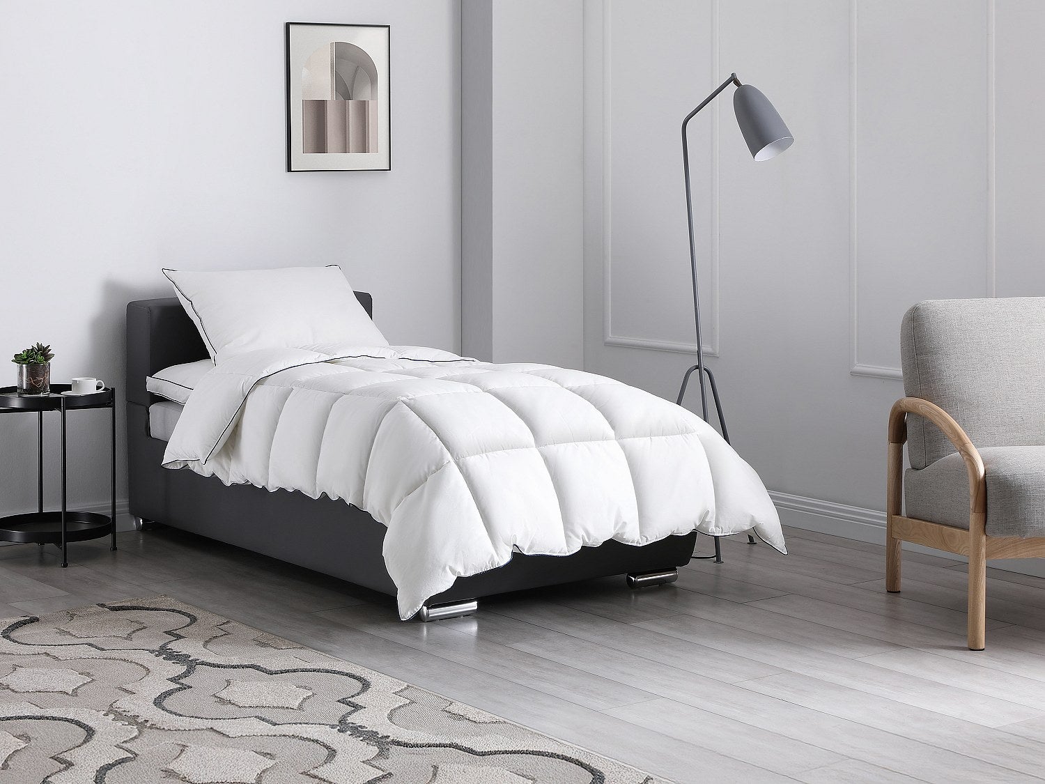 Kołdra dziecięca antyroztoczowa o średniej ciepłocie - 140 x 200 cm - Poszycie satynowe 120 nitek/cm² - Wypełnienie 300g/m² - Biała z niebieską lamówk