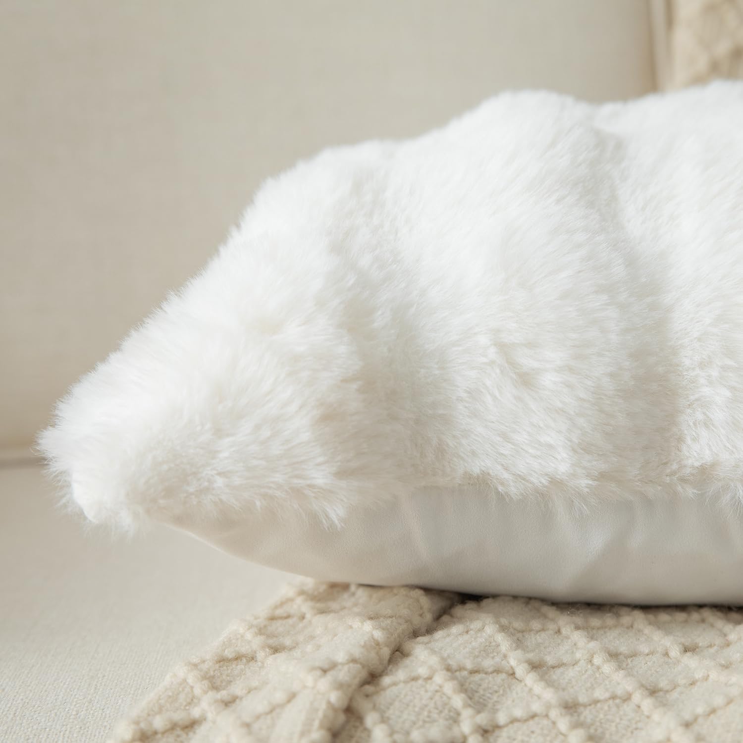 Lot de 2 housses de coussin décoratives en polaire douce et épaisse blanche 45 × 45 cm en fausse fourrure pour canapé et chambre - 3