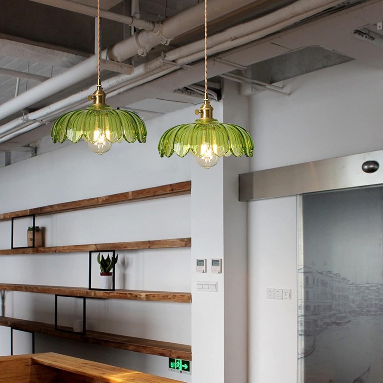 Suspension industrielle vintage avec abat-jour fleur. Câble ajustable 1.5m, culot E27. Parfait pour restaurant et salon. - 5